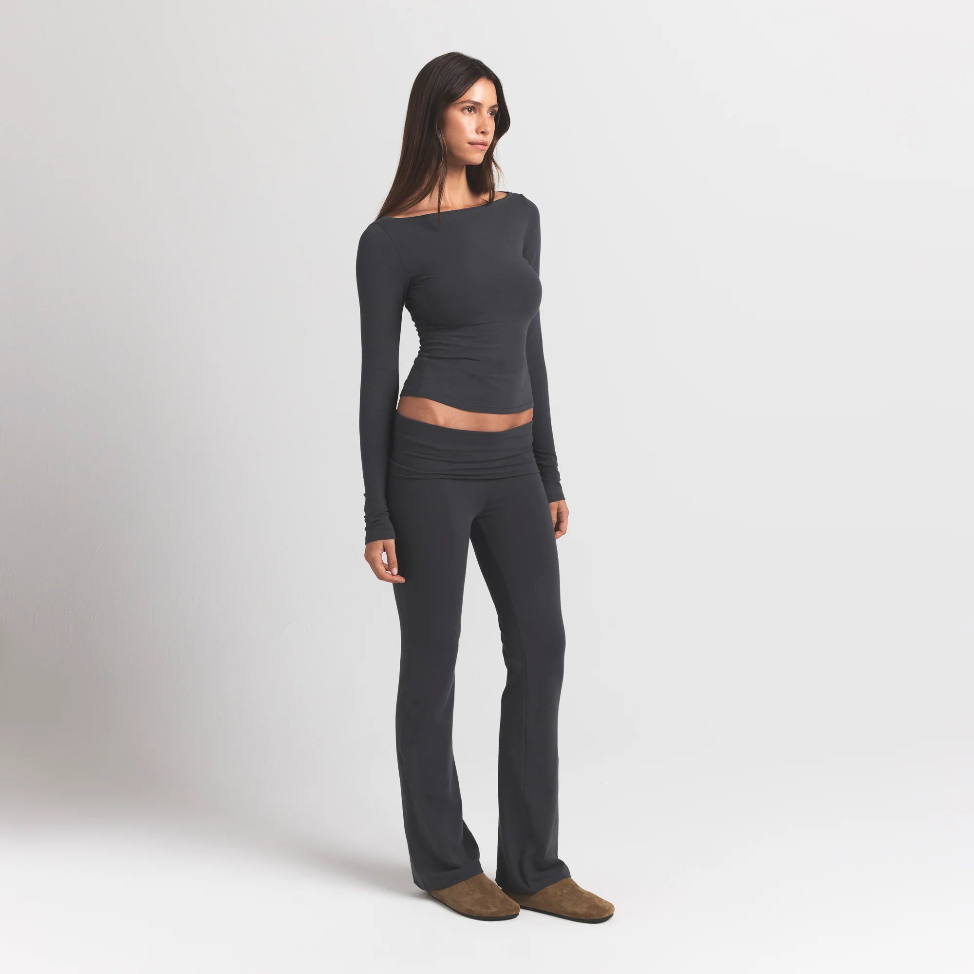 COTTON JERSEY FOLDOVER PANT | ASH ON A MODEL SIDE VIEW @ | FOCUS: 0.9, 0.1, 0.7