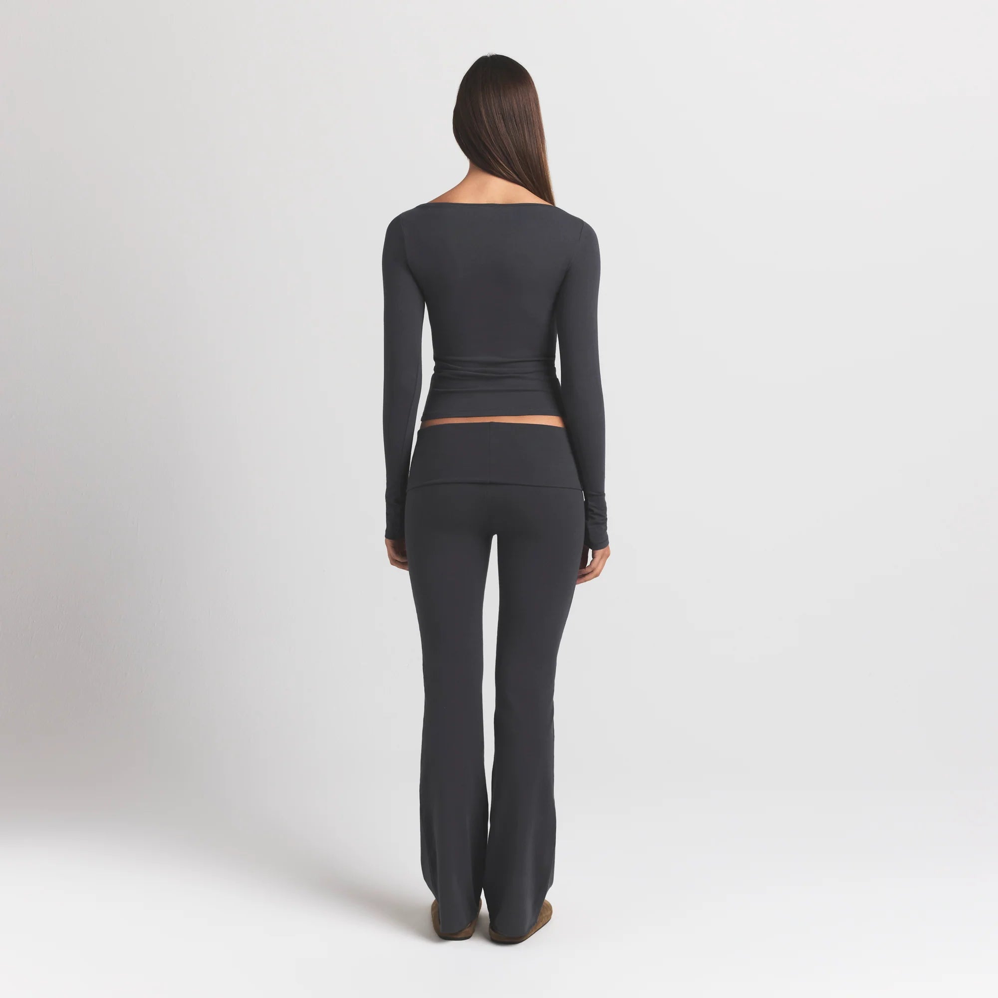 COTTON JERSEY FOLDOVER PANT | ASH ON A MODEL BACK VIEW @ | FOCUS: 0.9, 0.1, 0.7