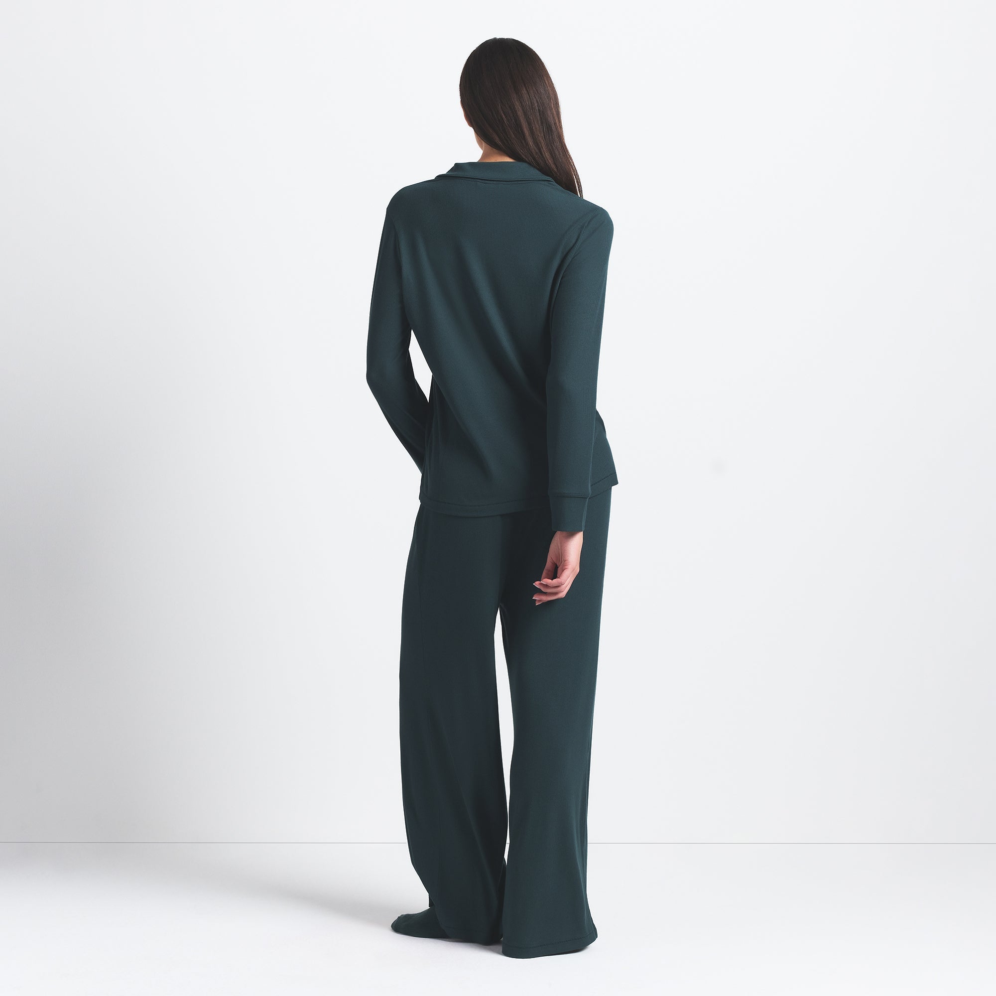 SOFT LOUNGE SLEEP SET | CYPRESS ON A MODEL BACK VIEW @ | FOCUS: 0.0, 1.0, 0.9