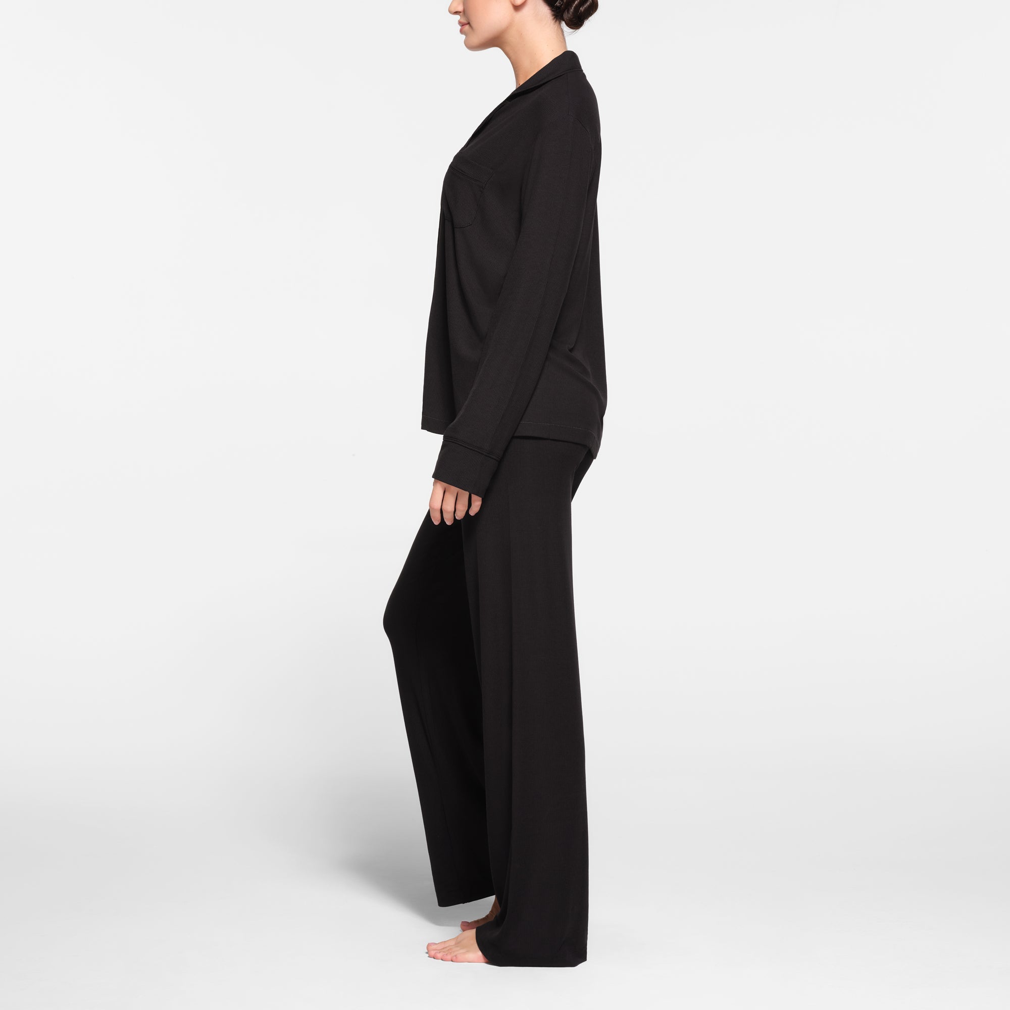 SOFT LOUNGE SLEEP SET | ONYX ON A MODEL SIDE VIEW