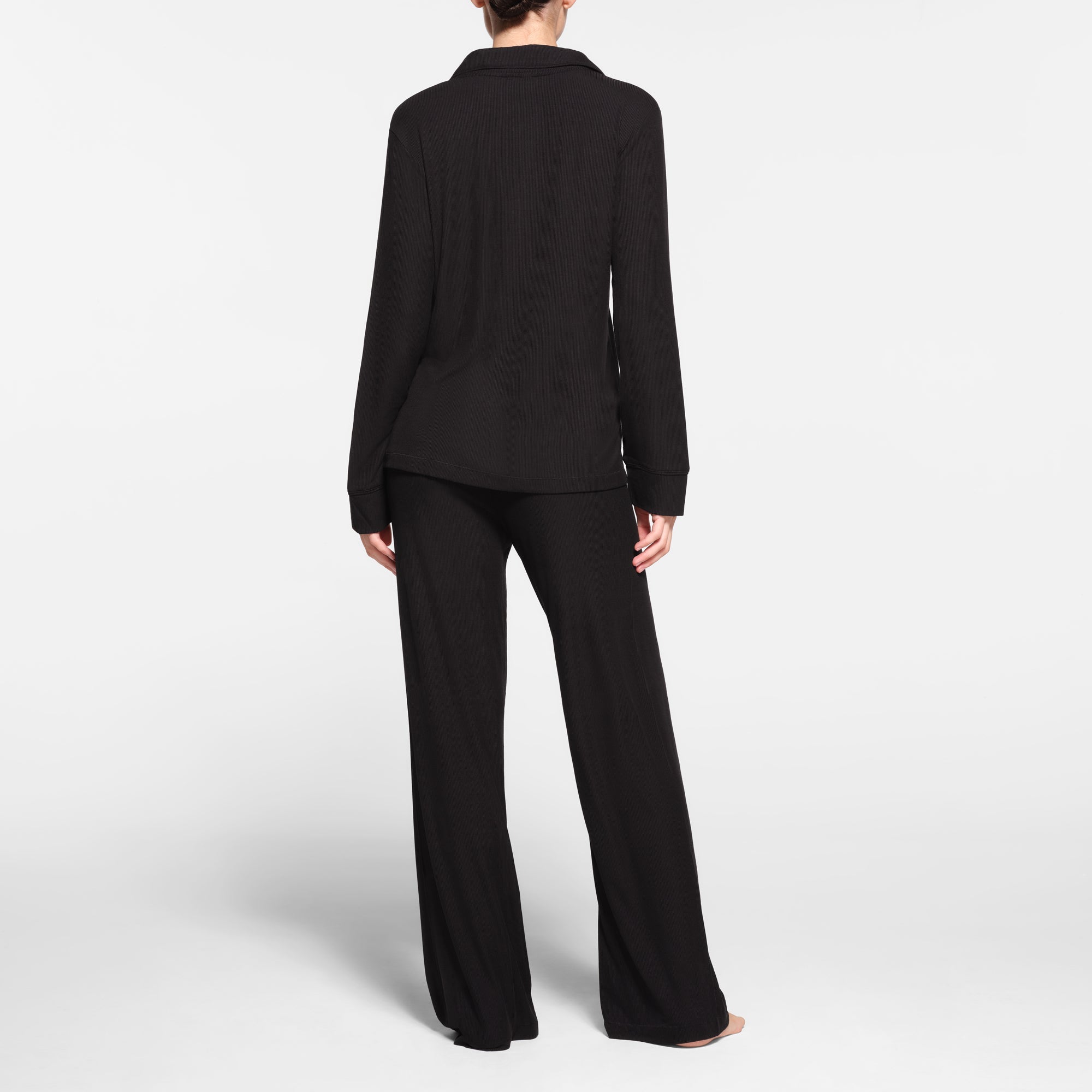 SOFT LOUNGE SLEEP SET | ONYX ON A MODEL BACK VIEW