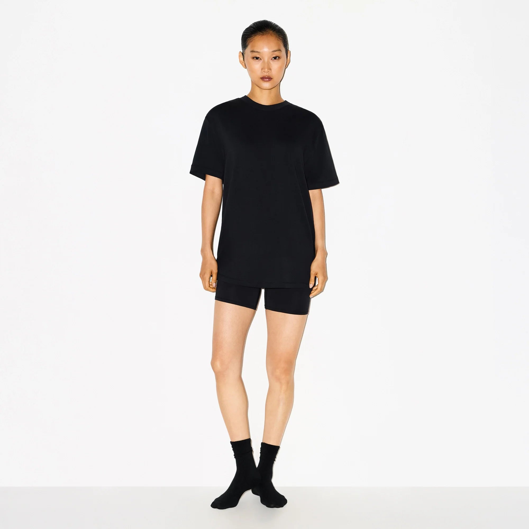 BOYFRIEND T-SHIRT | ONYX ON A MODEL FRONT VIEW @ | FOCUS: 0.0, 1.0, 0.9