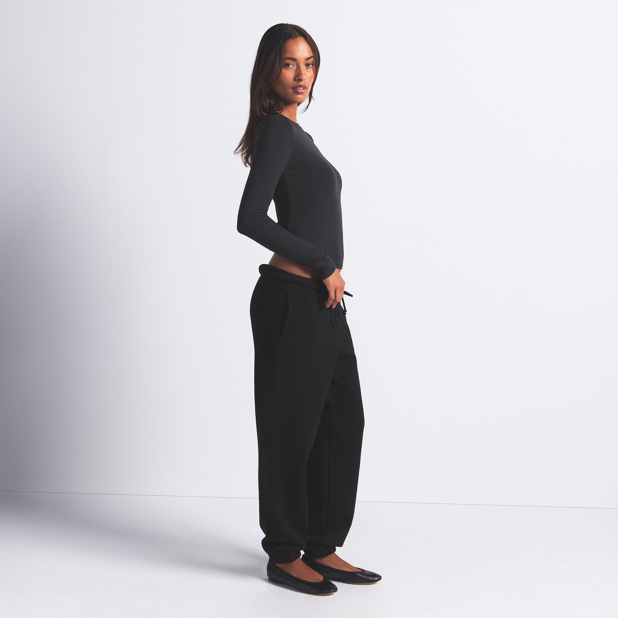 COTTON JERSEY LONG SLEEVE T-SHIRT | SOOT ON A MODEL FRONT VIEW @ | FOCUS: 0.0, 1.0, 0.9