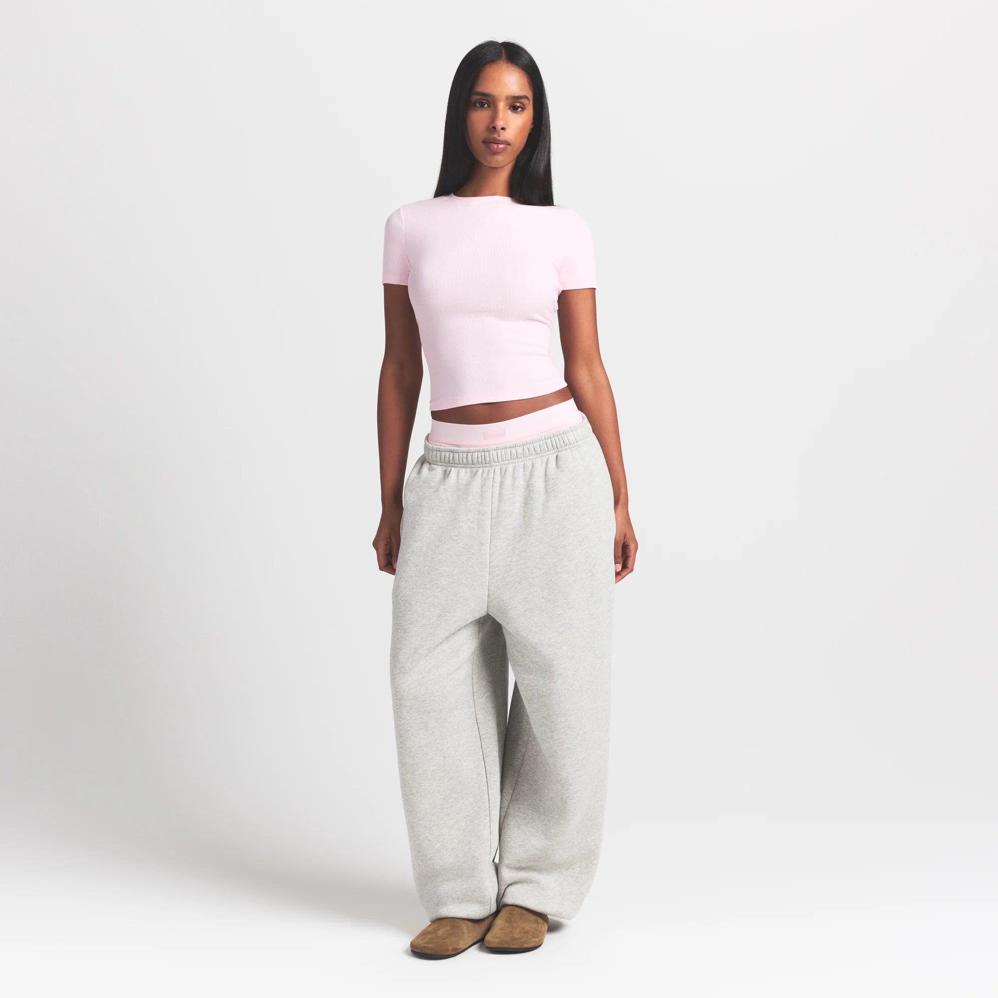 COTTON RIB T-SHIRT | CHERRY BLOSSOM ON A MODEL FRONT VIEW @ | FOCUS: 0.9, 0.1, 0.7