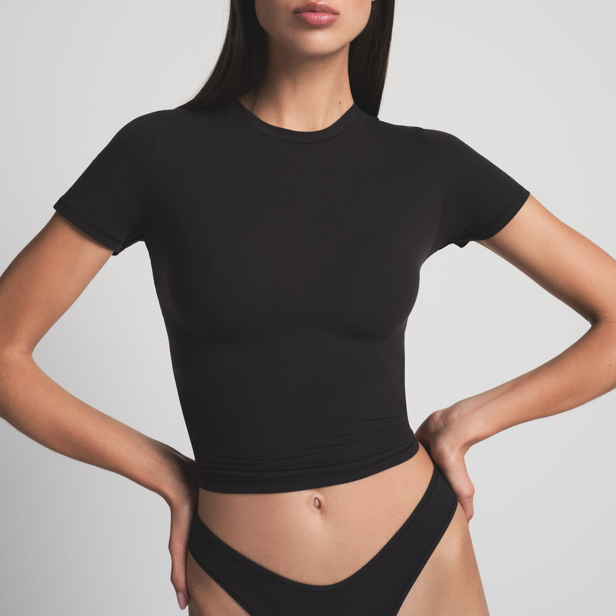 SKIMS ULTIMATE BRA NIPPLE PUSH-UP BRA | ONYX ON A MODEL FRONT VIEW | FOCUS: 0.0, 1.0, 0.9
