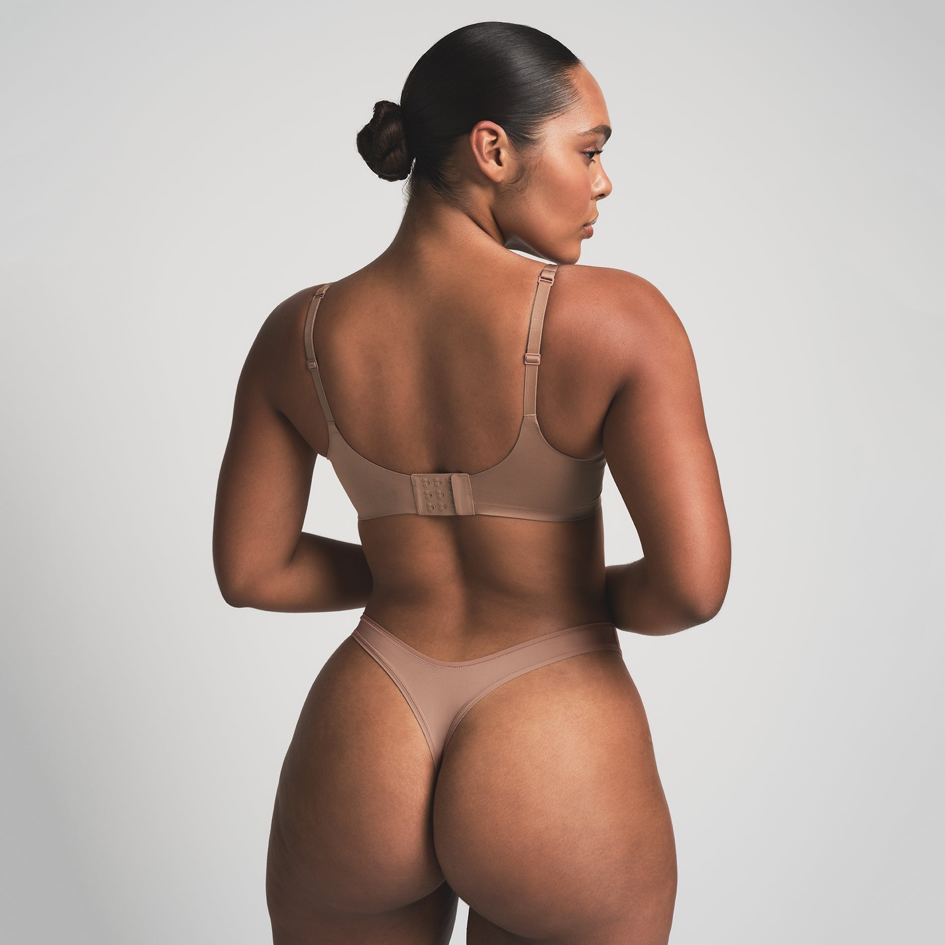 SKIMS ULTIMATE TEARDROP PUSH-UP BRA | SIENNA ON A MODEL BACK VIEW @ | FOCUS: 0.0, 1.0, 0.9