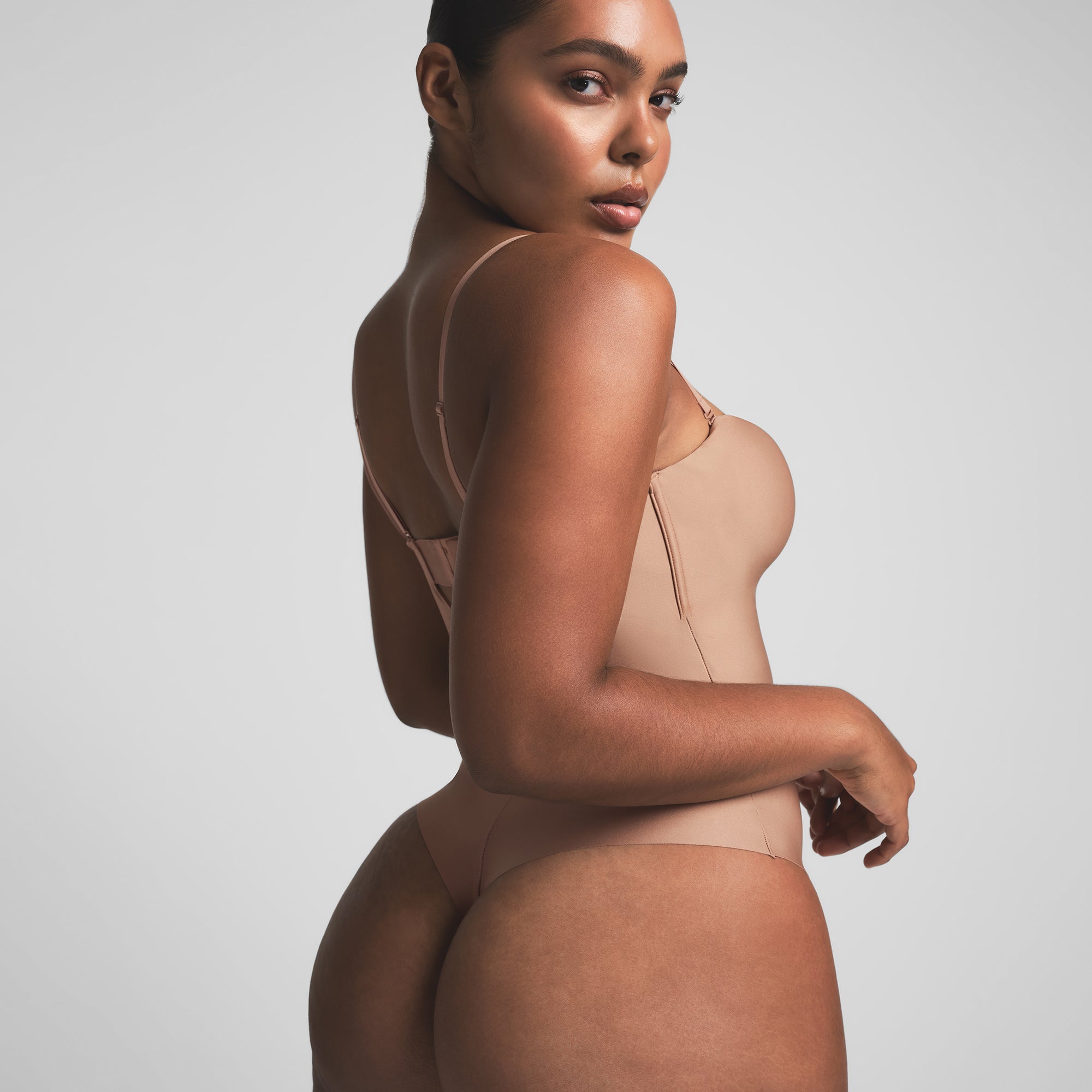 SKIMS BODY UNDERWIRE THONG BODYSUIT | SIENNA ON A MODEL SIDE VIEW | FOCUS: 0.0, 1.0, 0.9