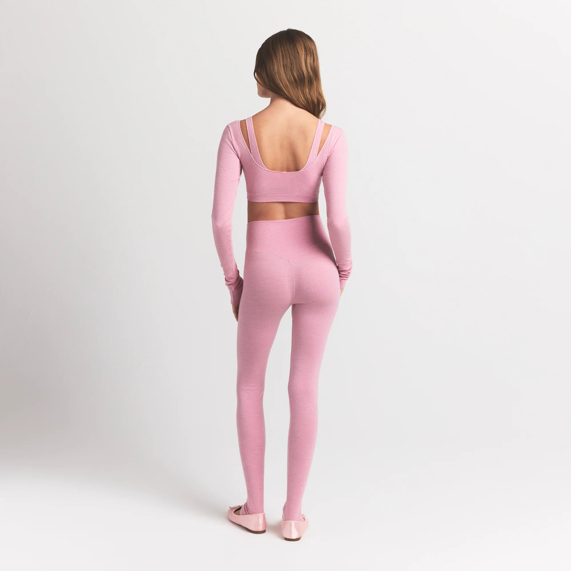 WOOL RIB HIGH-WAISTED LEGGING | HALITE ON A MODEL BACK VIEW @ | FOCUS: 0.9, 0.1, 0.7