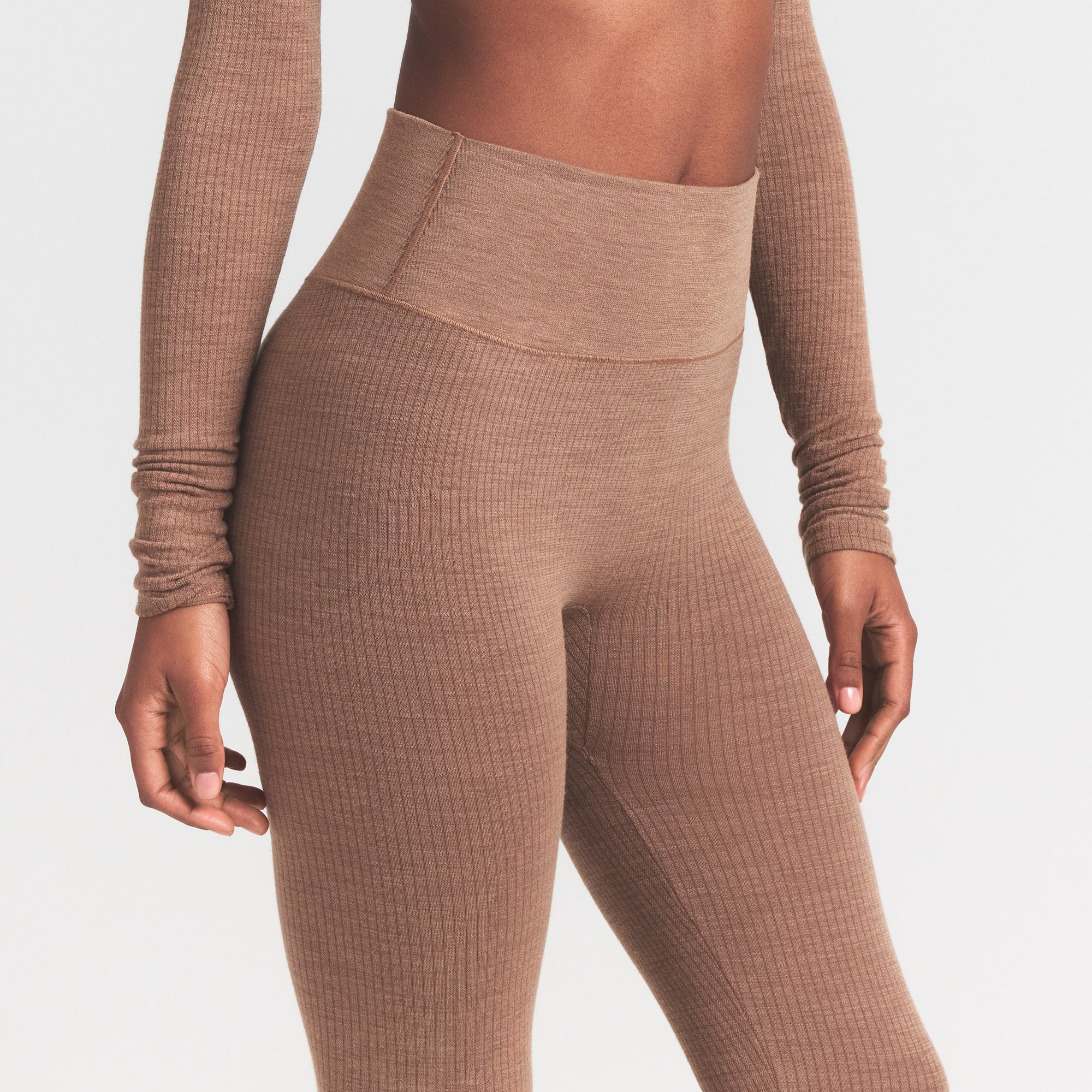 WOOL RIB HIGH-WAISTED LEGGING | SIENNA ON A MODEL SIDE VIEW @ | FOCUS: 0.9, 0.1, 0.7