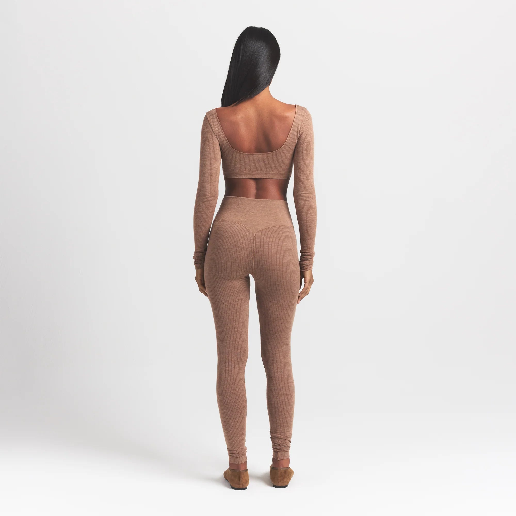 WOOL RIB HIGH-WAISTED LEGGING | SIENNA ON A MODEL BACK VIEW @ | FOCUS: 0.9, 0.1, 0.7