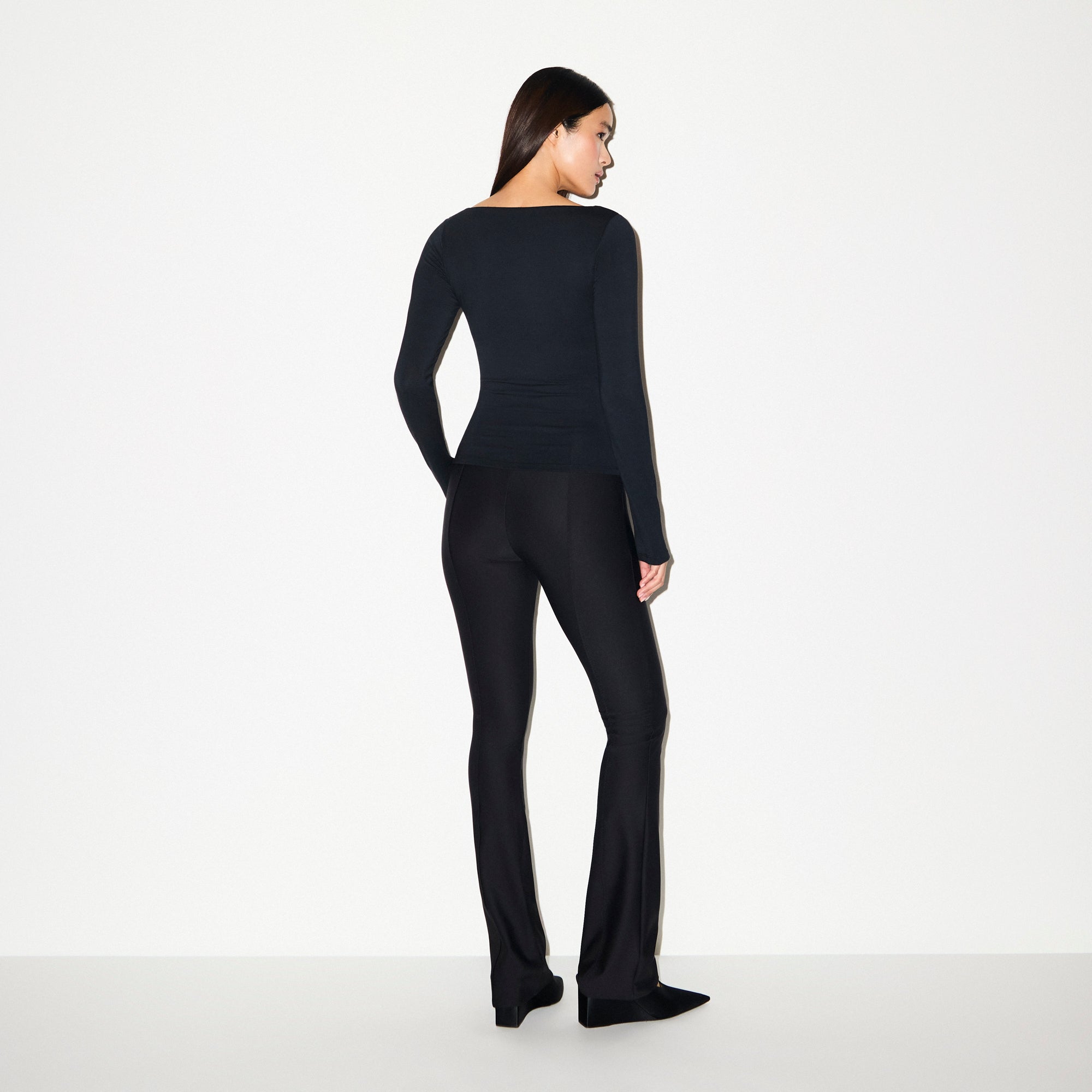 SKIMS BODY HIGH-WAISTED FLARE PANT | ONYX ON A MODEL SIDE VIEW @ | FOCUS: 0.0, 1.0, 0.9
