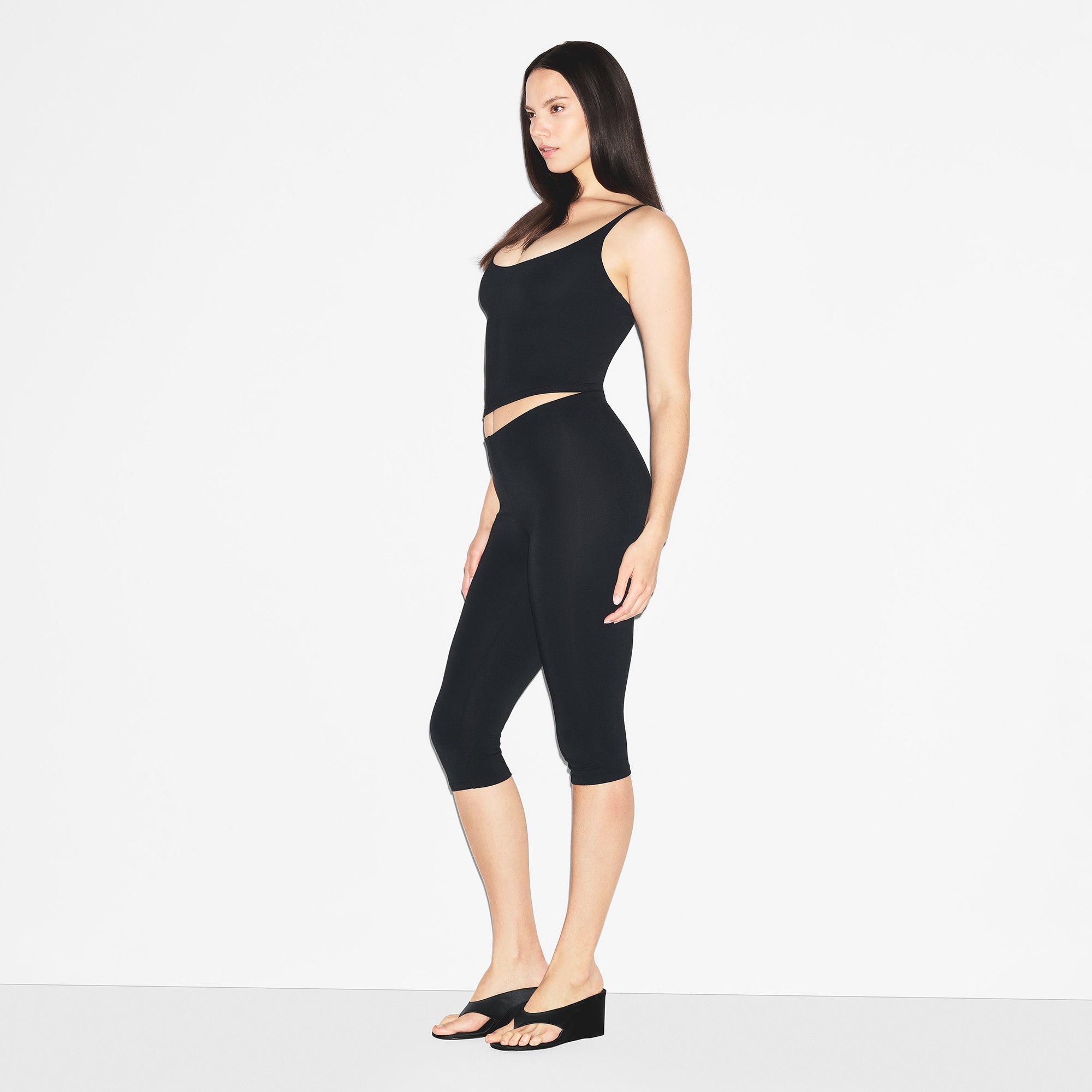 SMOOTH LAYERS CAPRI | OBSIDIAN ON A MODEL SIDE VIEW