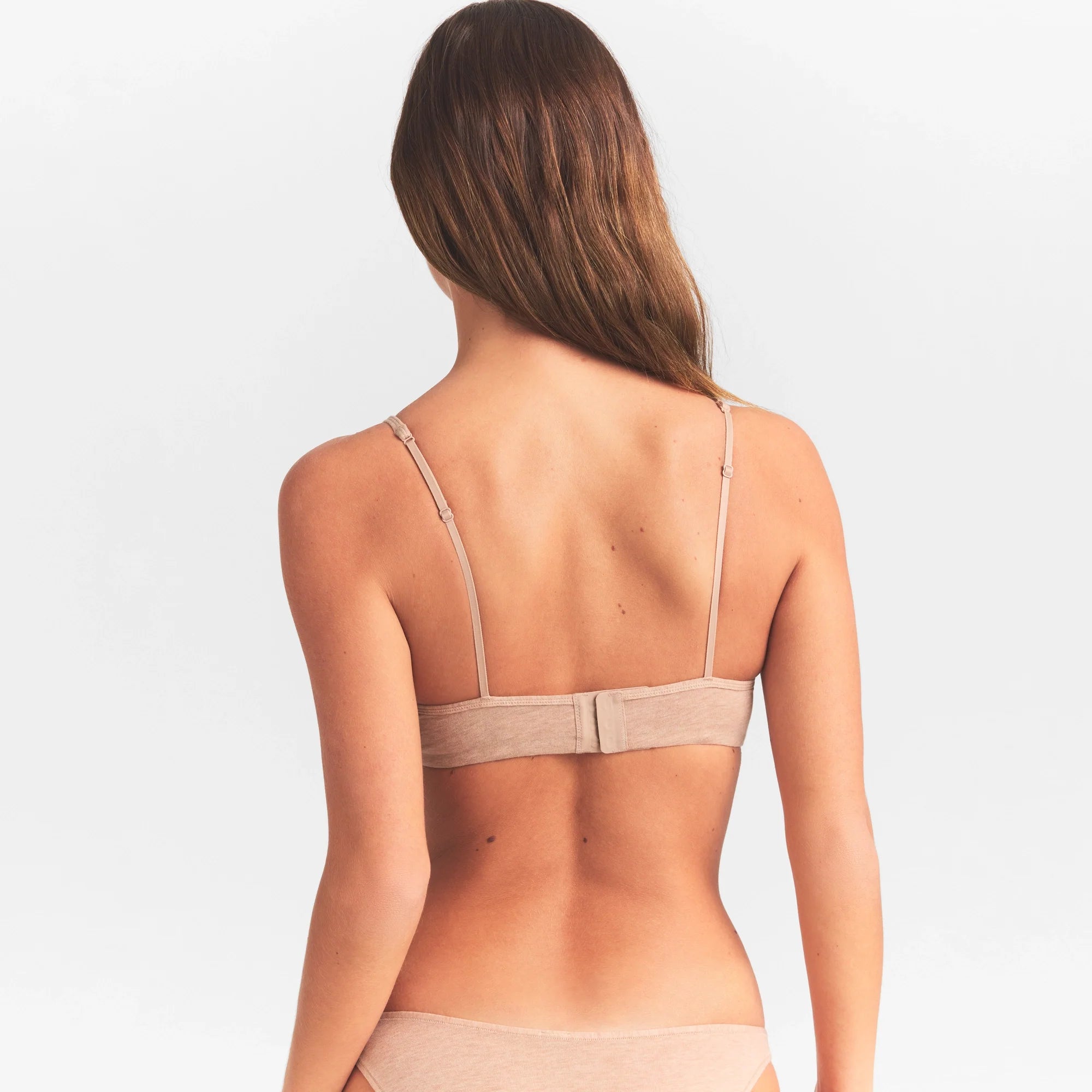 EVERYDAY COTTON T-SHIRT BRA | CLAY HEATHER ON A MODEL SIDE VIEW @ | FOCUS: 0.0, 1.0, 0.9