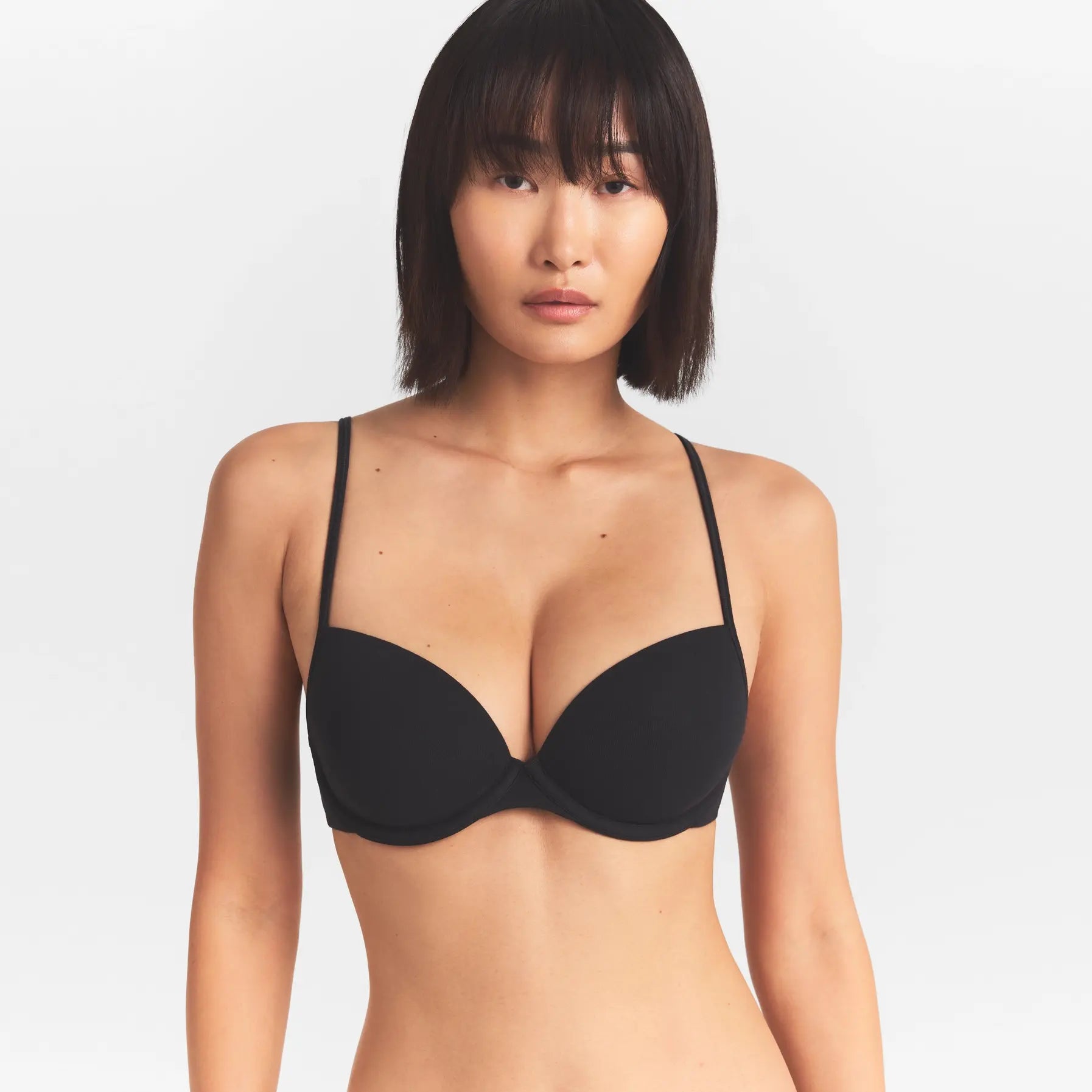 EVERYDAY COTTON T-SHIRT BRA | ONYX ON A MODEL SIDE VIEW @ | FOCUS: 0.0, 1.0, 0.9
