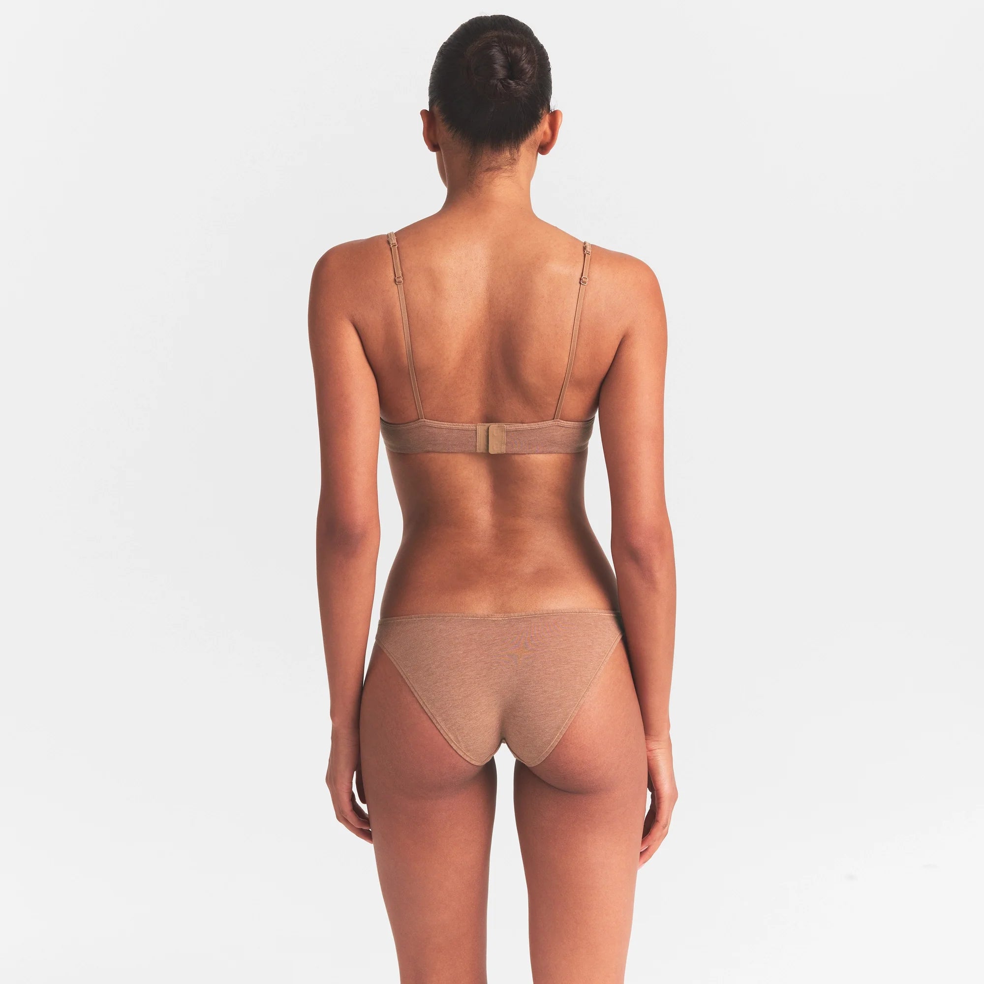 EVERYDAY COTTON T-SHIRT BRA | SIENNA HEATHER ON A MODEL SIDE VIEW @ | FOCUS: 0.0, 1.0, 0.9