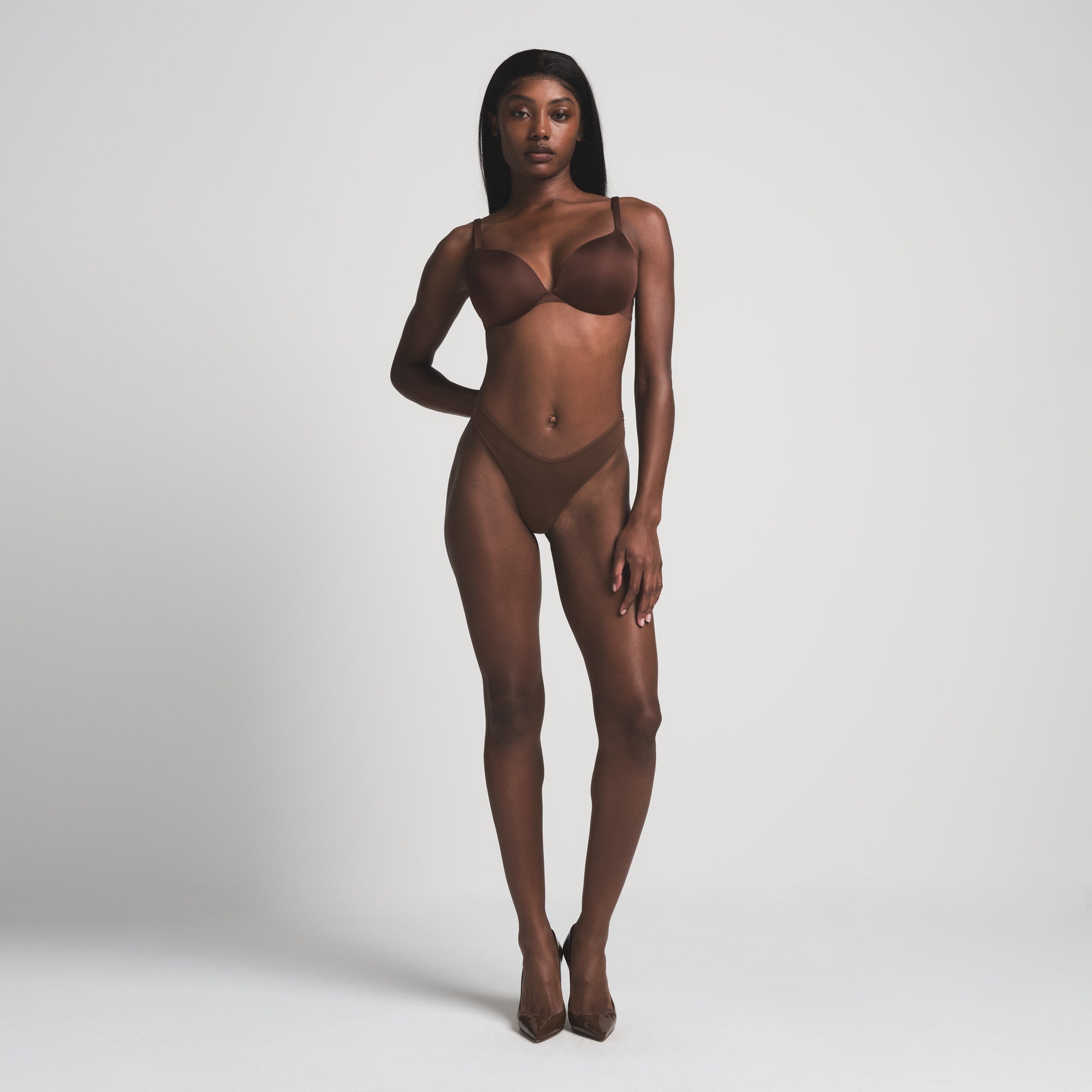 SKIMS ULTIMATE BRA IN COCOA ON A MODEL FRONT VIEW | FOCUS: 0.0, 1.0, 0.9