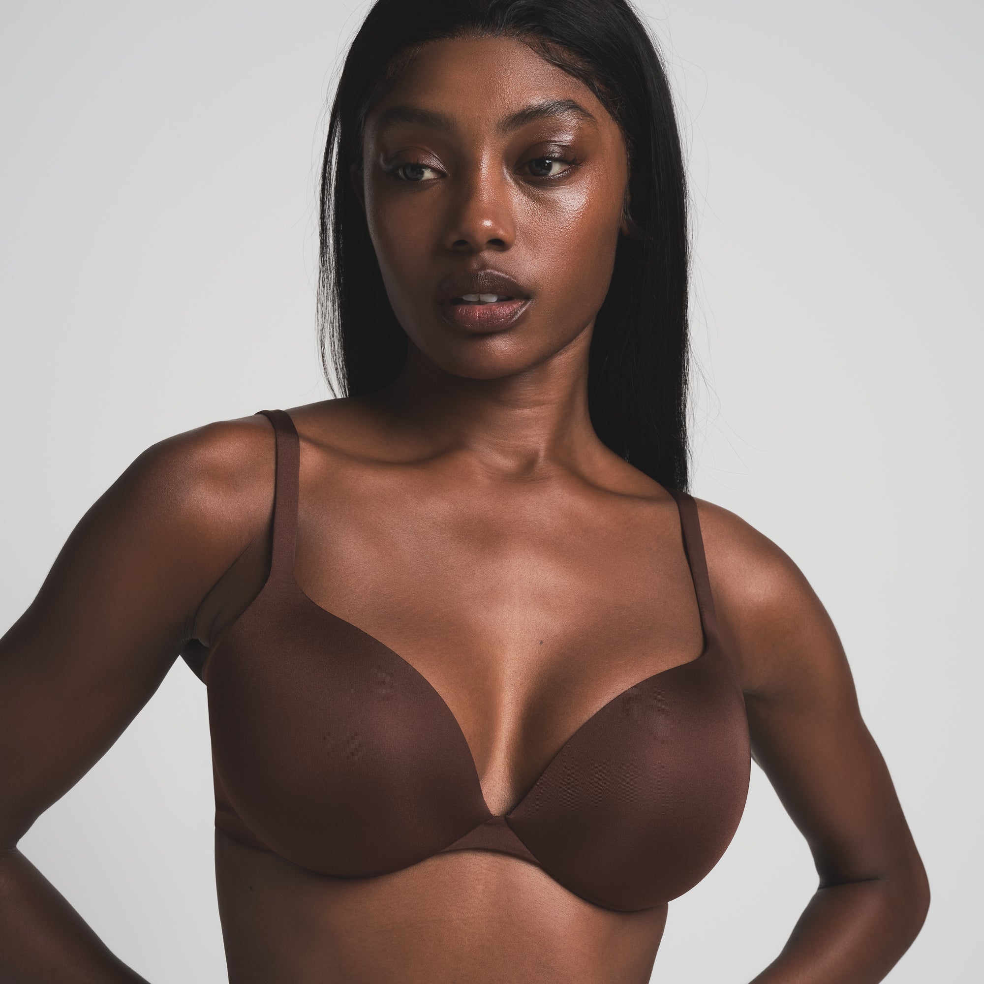 SKIMS ULTIMATE BRA IN COCOA ON A MODEL FRONT VIEW | FOCUS: 0.0, 1.0, 0.9