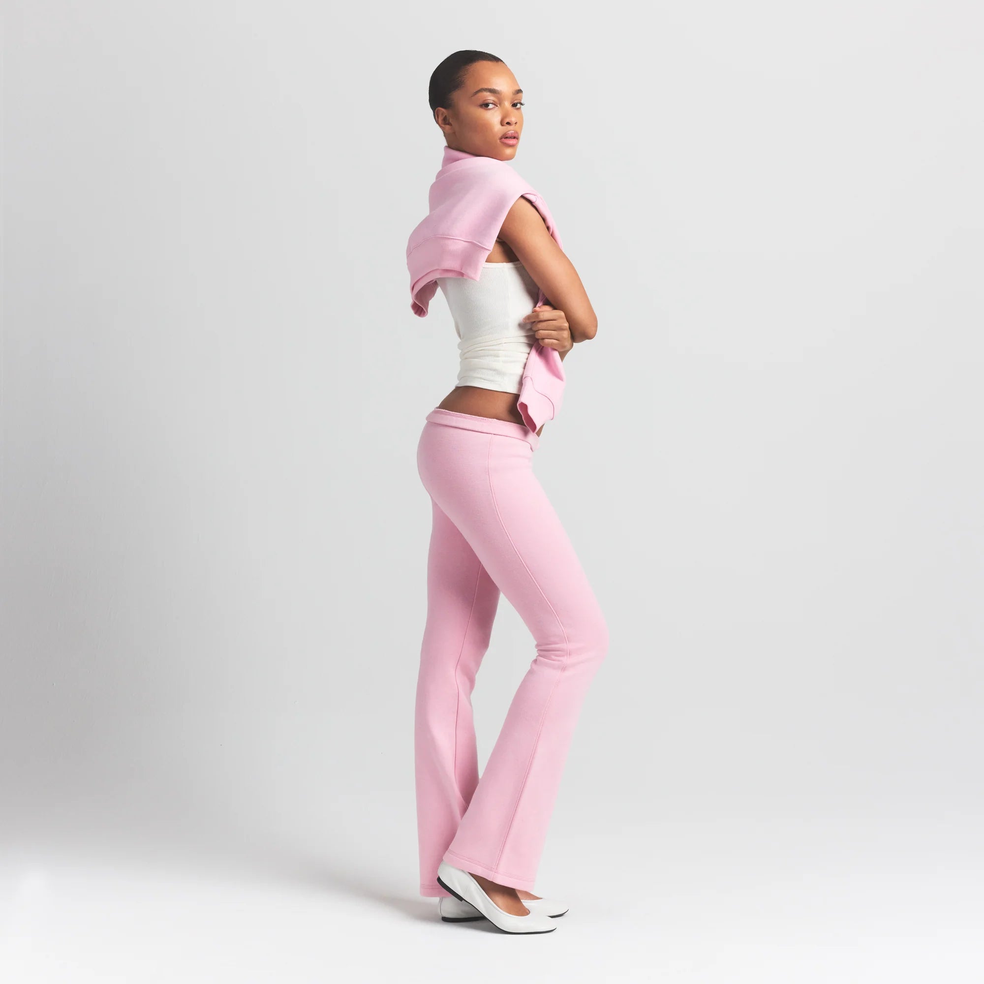 COTTON FLEECE SLIM PANT | HALITE ON A MODEL SIDE VIEW @ | FOCUS: 0.9, 0.1, 0.7