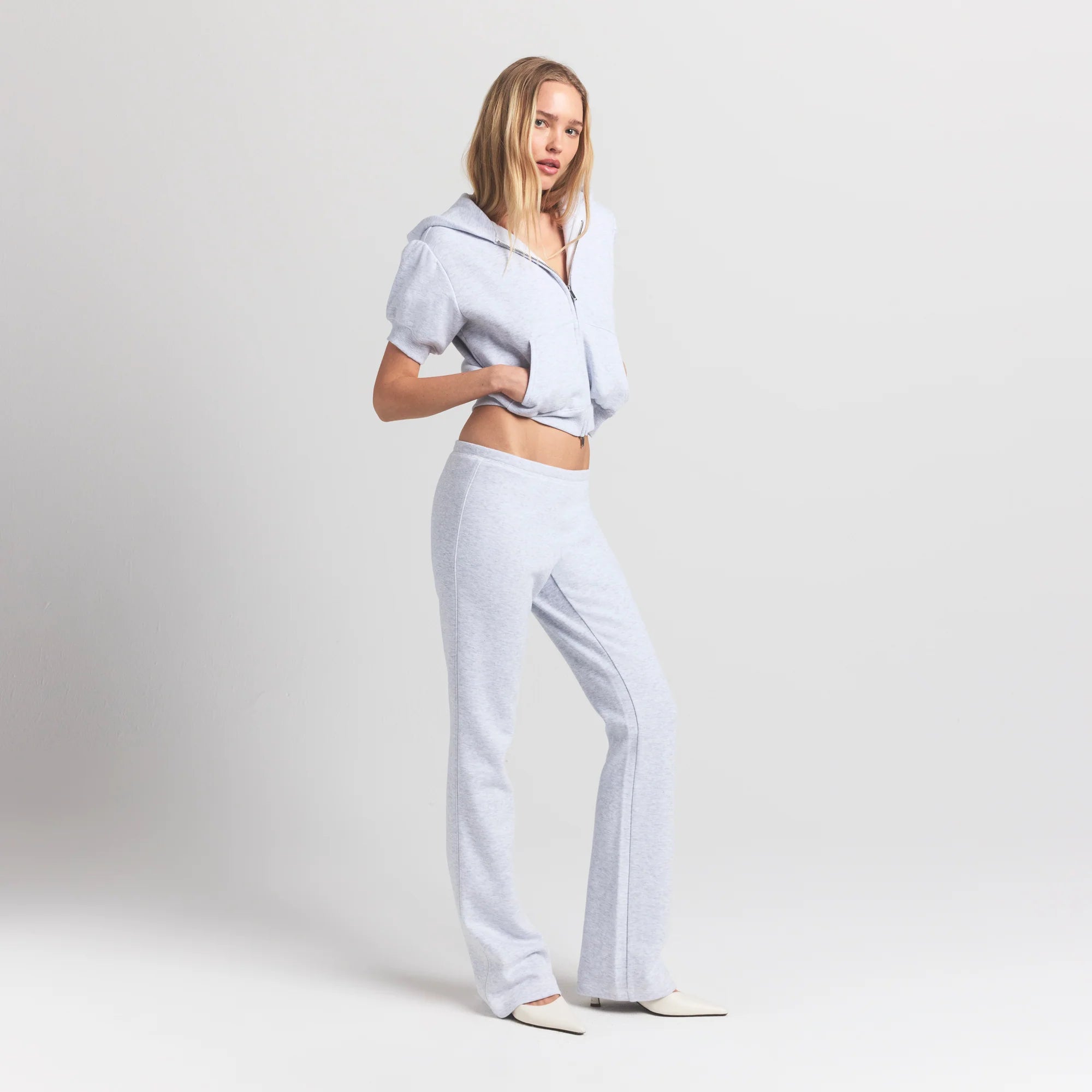 COTTON FLEECE SLIM PANT | LIGHT HEATHER GREY ON A MODEL SIDE VIEW @ | FOCUS: 0.9, 0.1, 0.7
