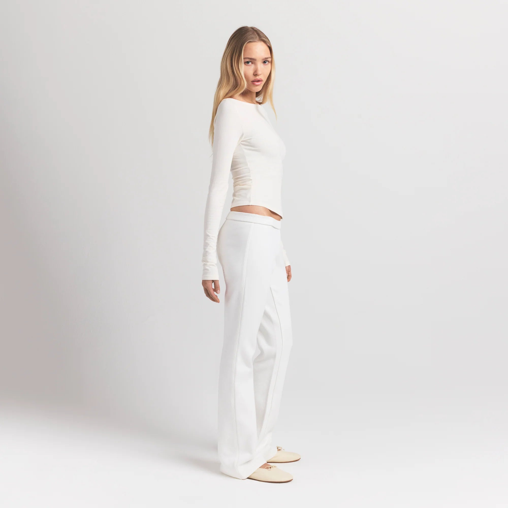 COTTON FLEECE SLIM PANT | MARBLE ON A MODEL SIDE VIEW @ | FOCUS: 0.9, 0.1, 0.7