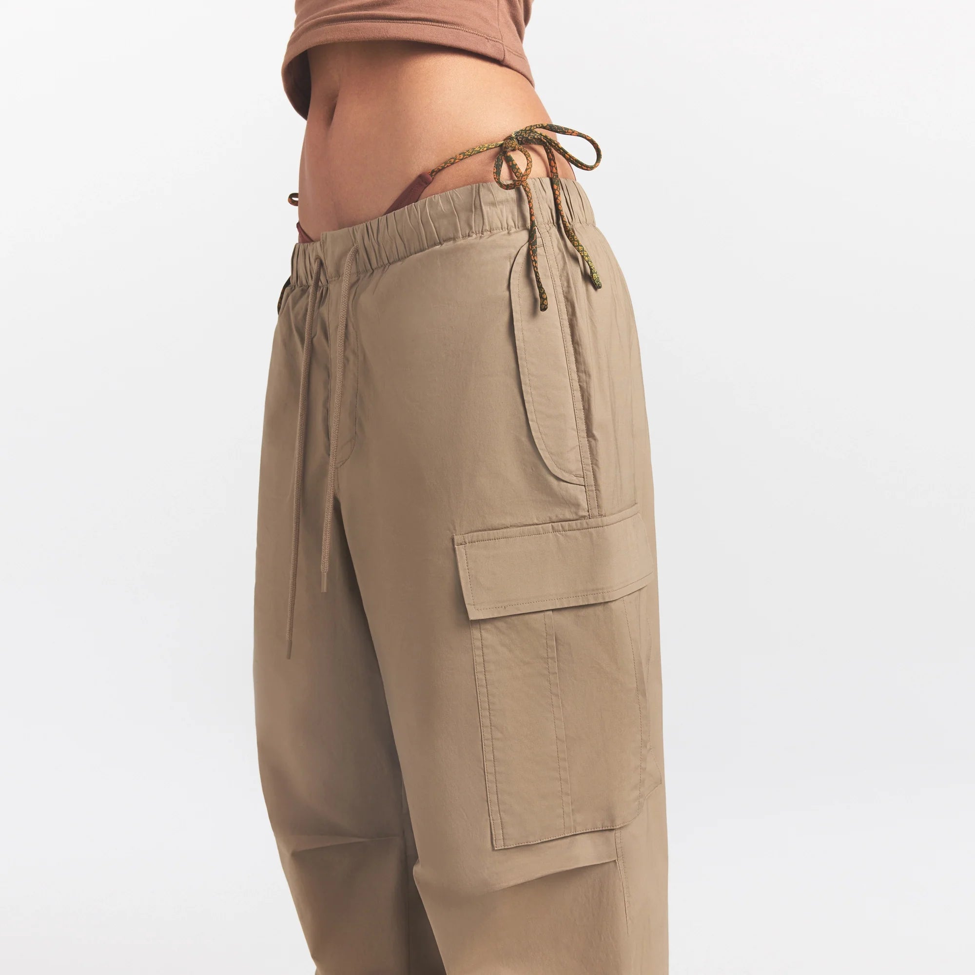WOVEN COTTON OVERSIZED LOW RISE CARGO PANT | DESERT ON A MODEL SIDE VIEW @ | FOCUS: 0.0, 1.0, 0.9