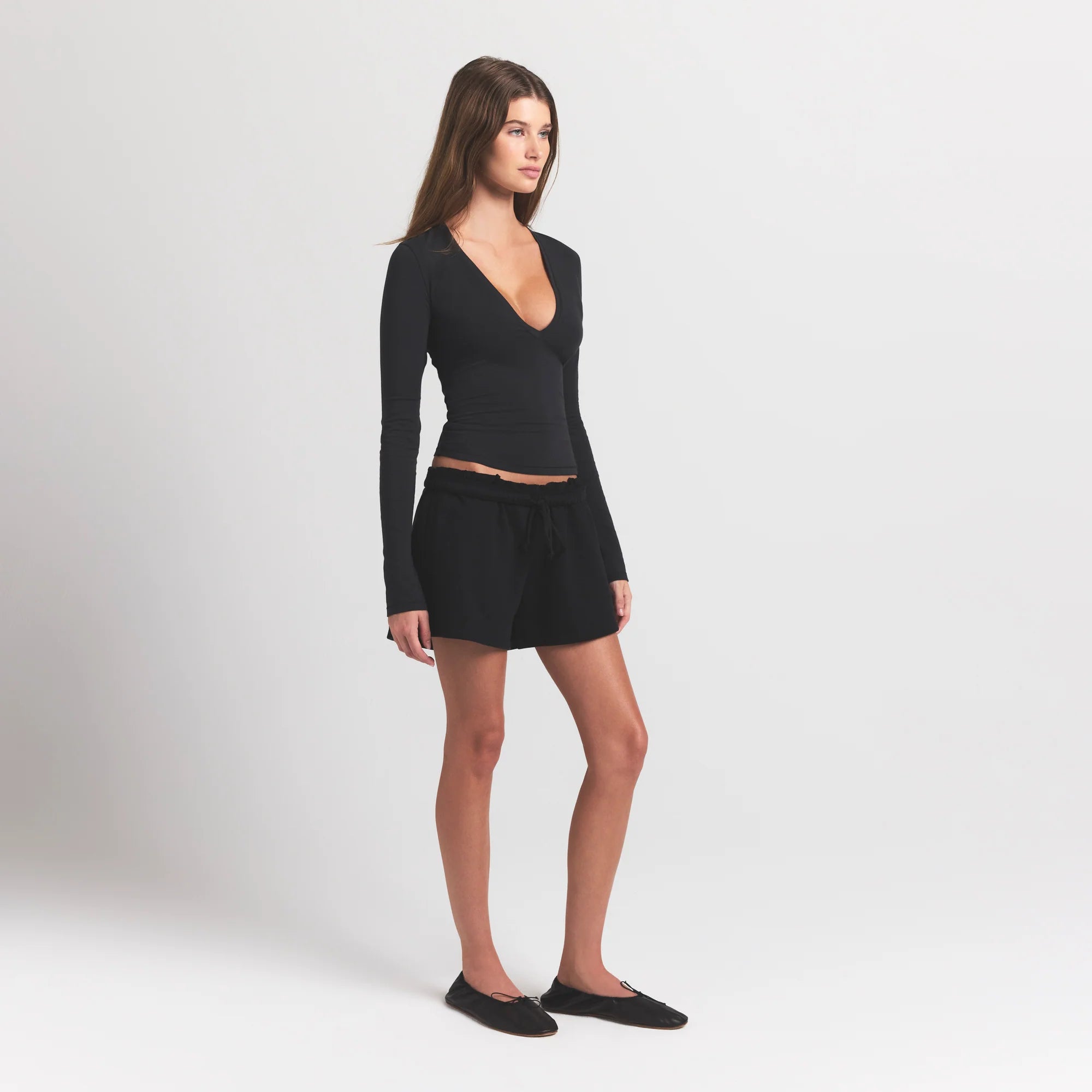 COTTON FLEECE CLASSIC SHORT | ONYX ON A MODEL FRONT VIEW S | FOCUS: 0.0, 1.0, 0.9