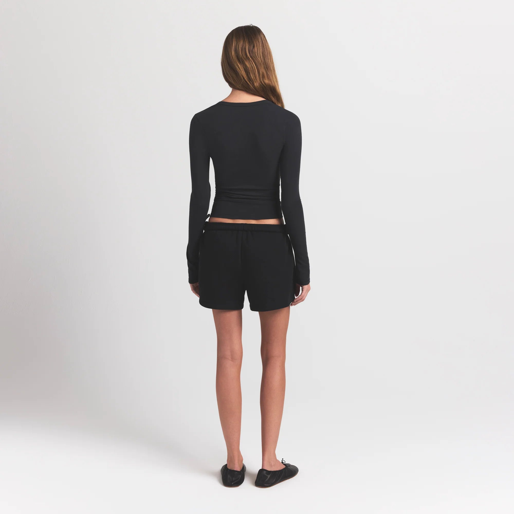 COTTON FLEECE CLASSIC SHORT | ONYX ON A MODEL BACK VIEW S | FOCUS: 0.0, 1.0, 0.9