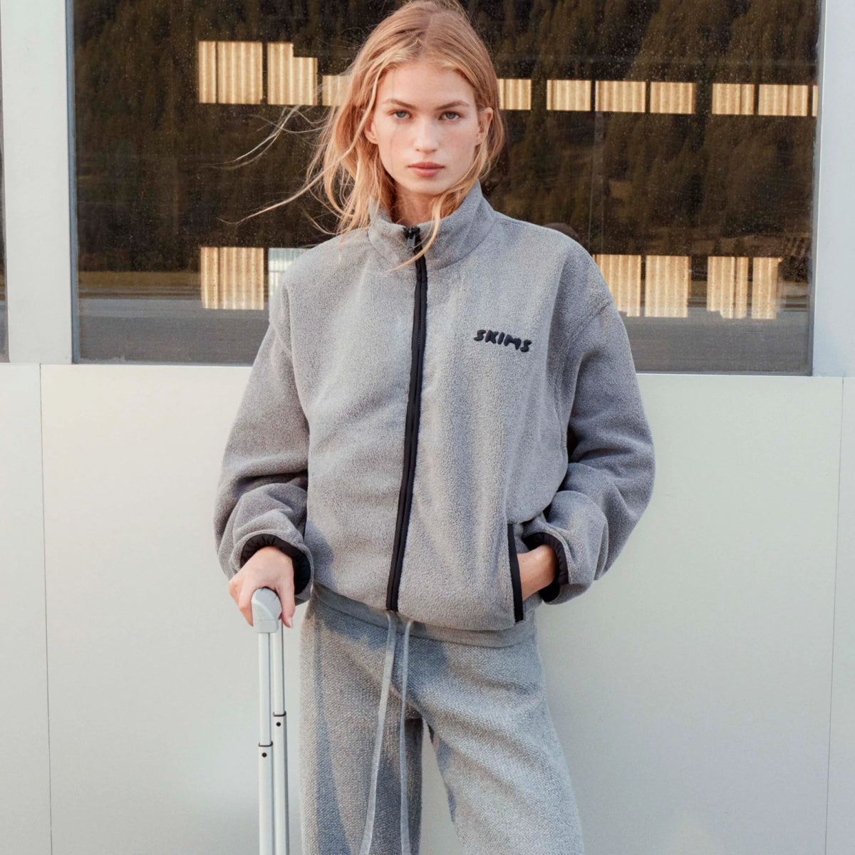 OUTDOOR FLEECE MOCK NECK ZIP UP JACKET | DARK HEATHER GREY ON A MODEL FRONT VIEW @ | FOCUS: 0.0, 1.0, 0.9