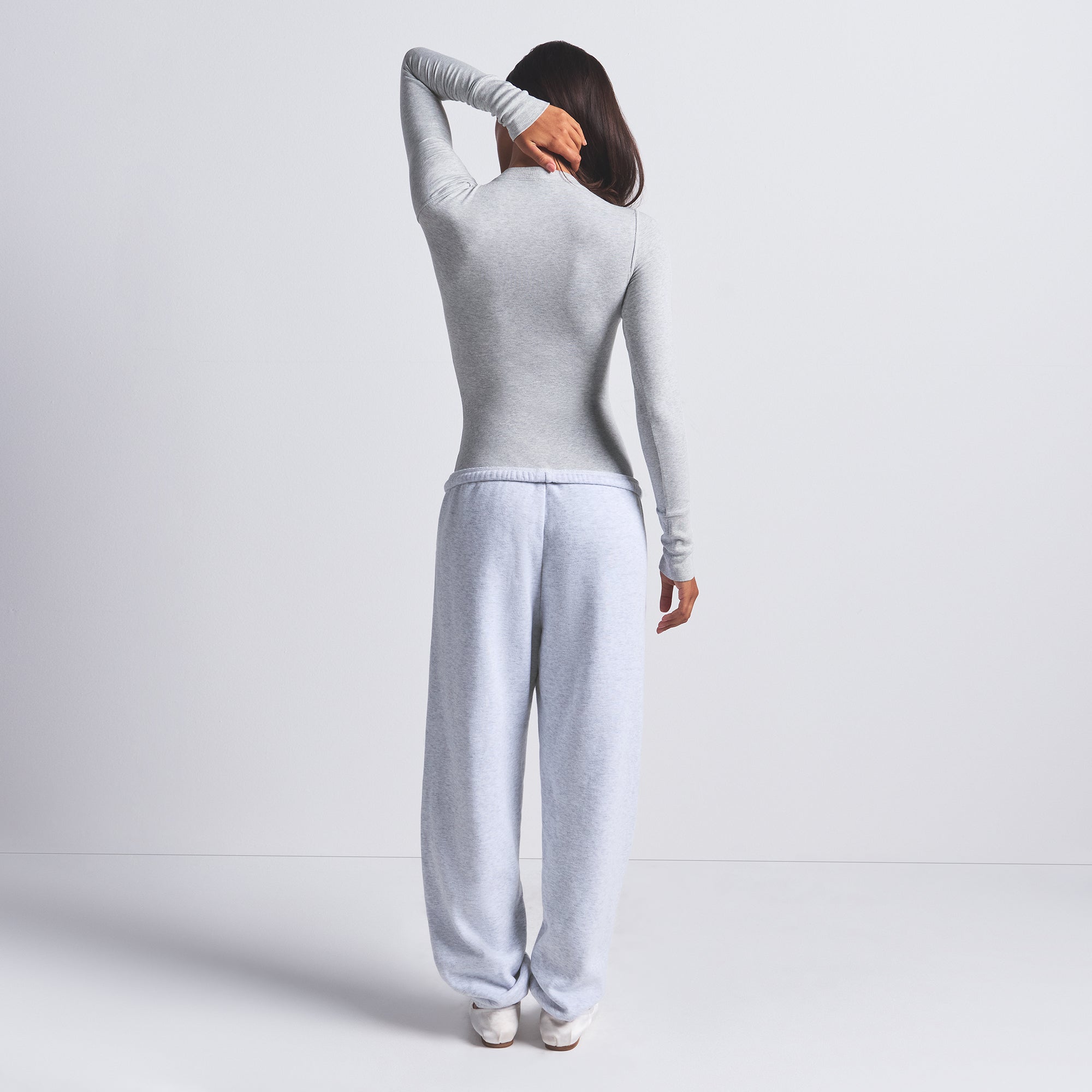 COTTON FLEECE CLASSIC JOGGER | LIGHT HEATHER GREY ON A MODEL FRONT VIEW | FOCUS: 0.0, 1.0, 0.9