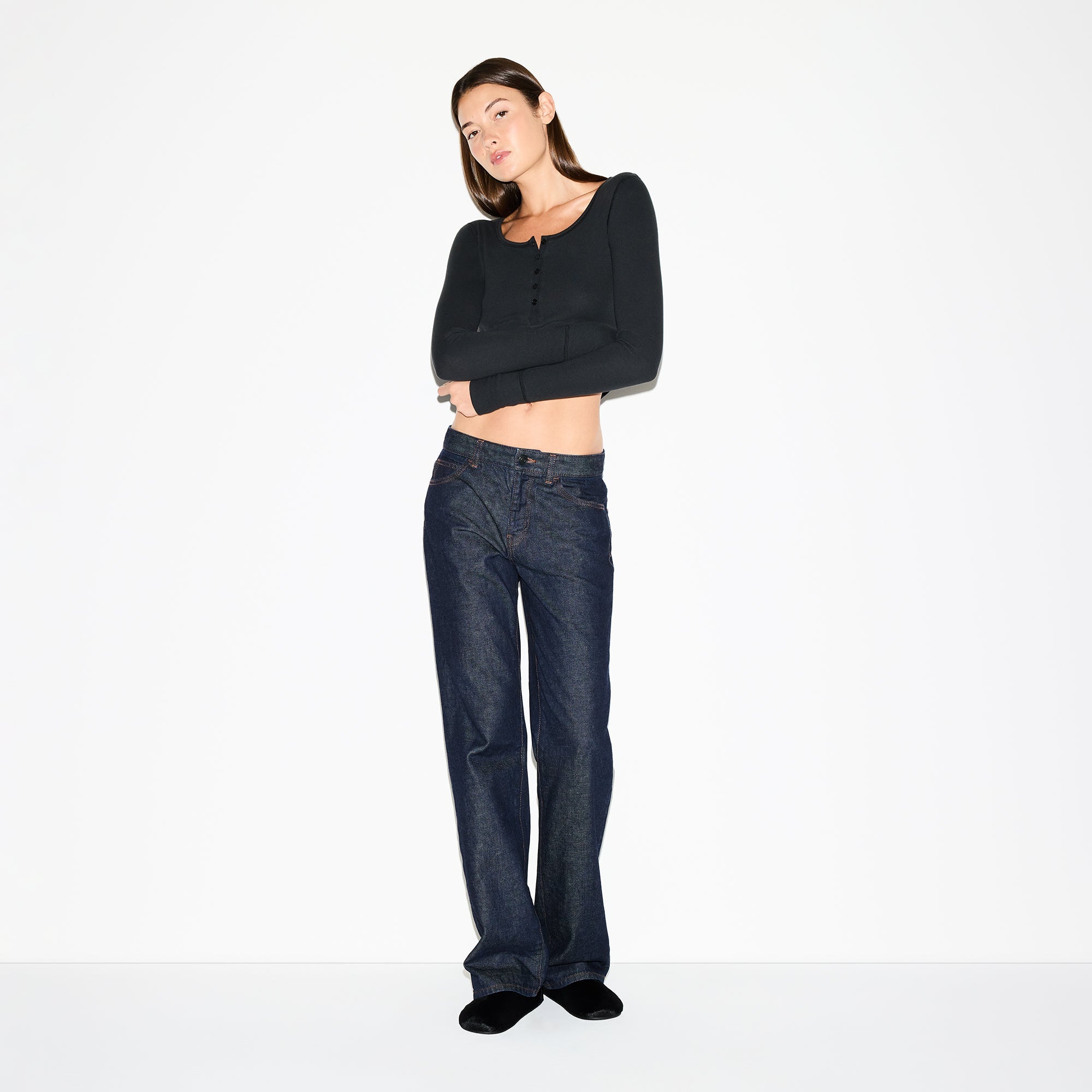 COTTON RIB SCOOP NECK HENLEY | SOOT ON A MODEL FRONT VIEW @ | FOCUS: 0.0, 1.0, 0.9