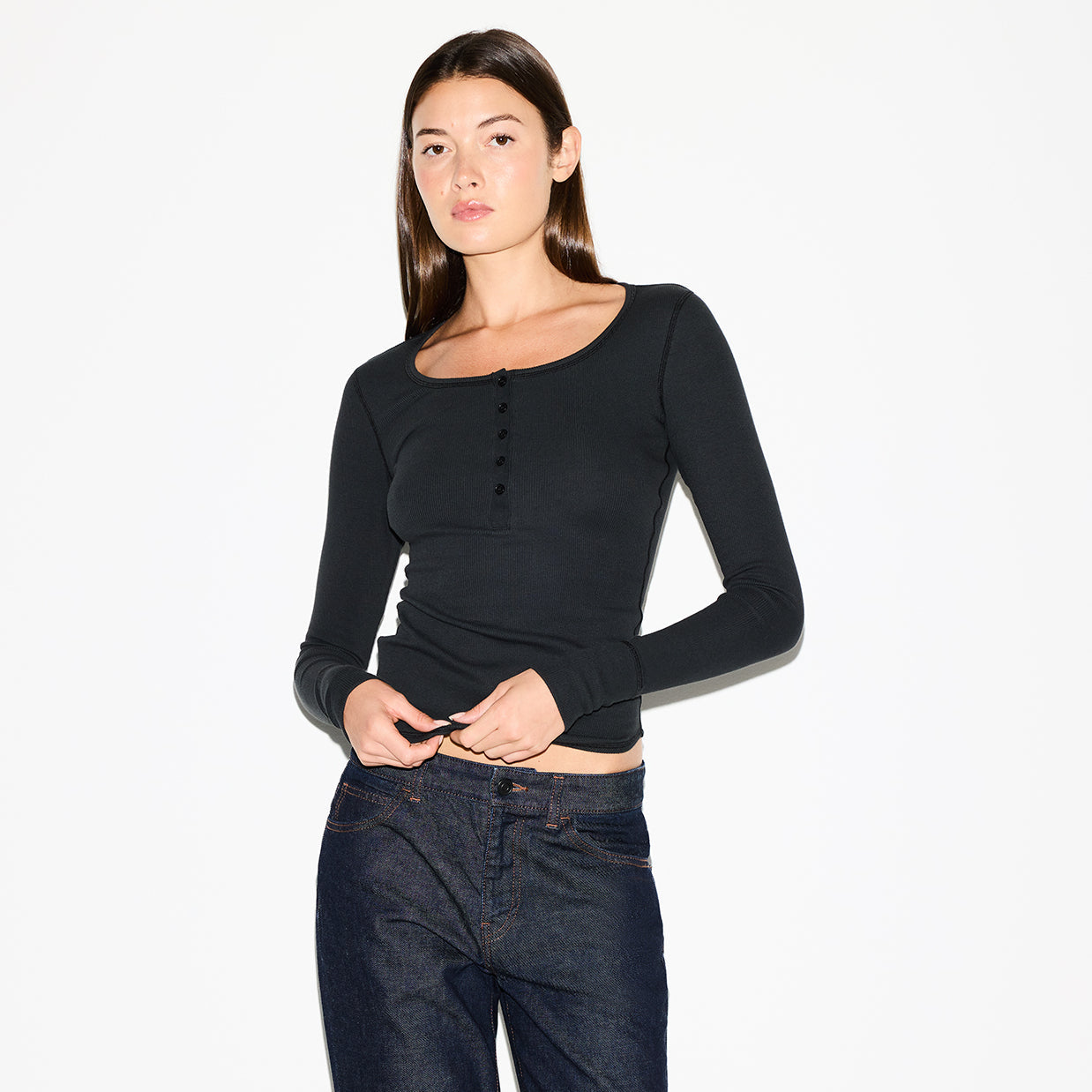COTTON RIB SCOOP NECK HENLEY | SOOT ON A MODEL FRONT VIEW @ | FOCUS: 0.0, 1.0, 0.9