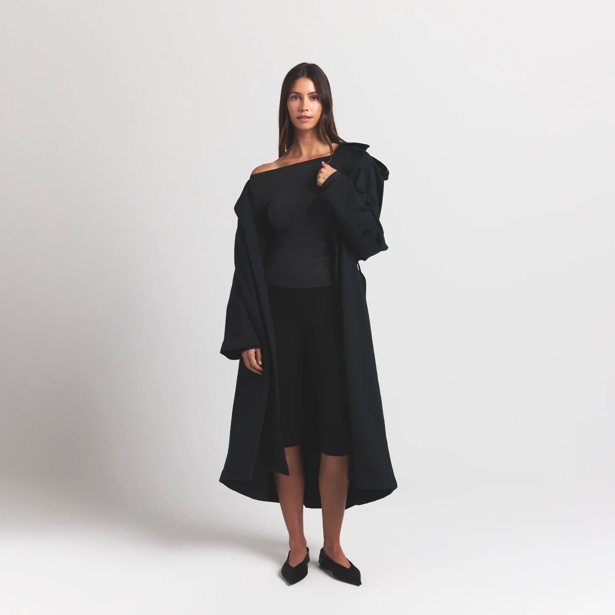 BOYFRIEND FLEECE TRENCH COAT | ONYX ON A MODEL FRONT VIEW @ | FOCUS: 0.9, 0.1, 0.7