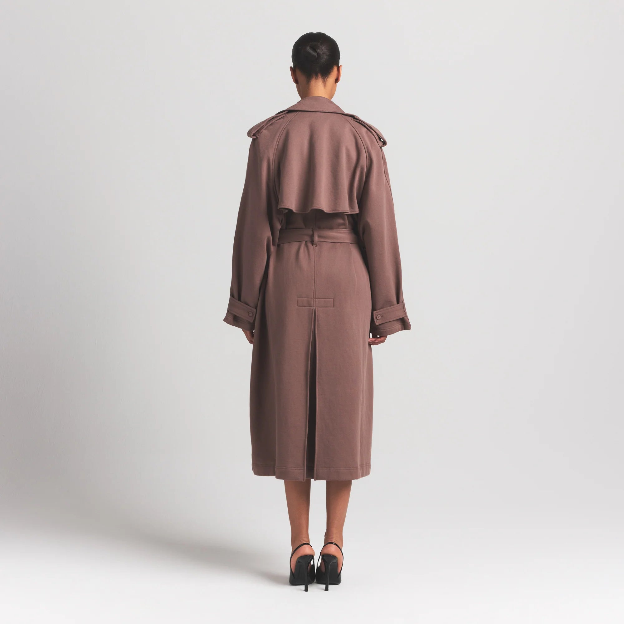 BOYFRIEND FLEECE TRENCH COAT | UMBER ON A MODEL BACK VIEW @ | FOCUS: 0.9, 0.1, 0.7