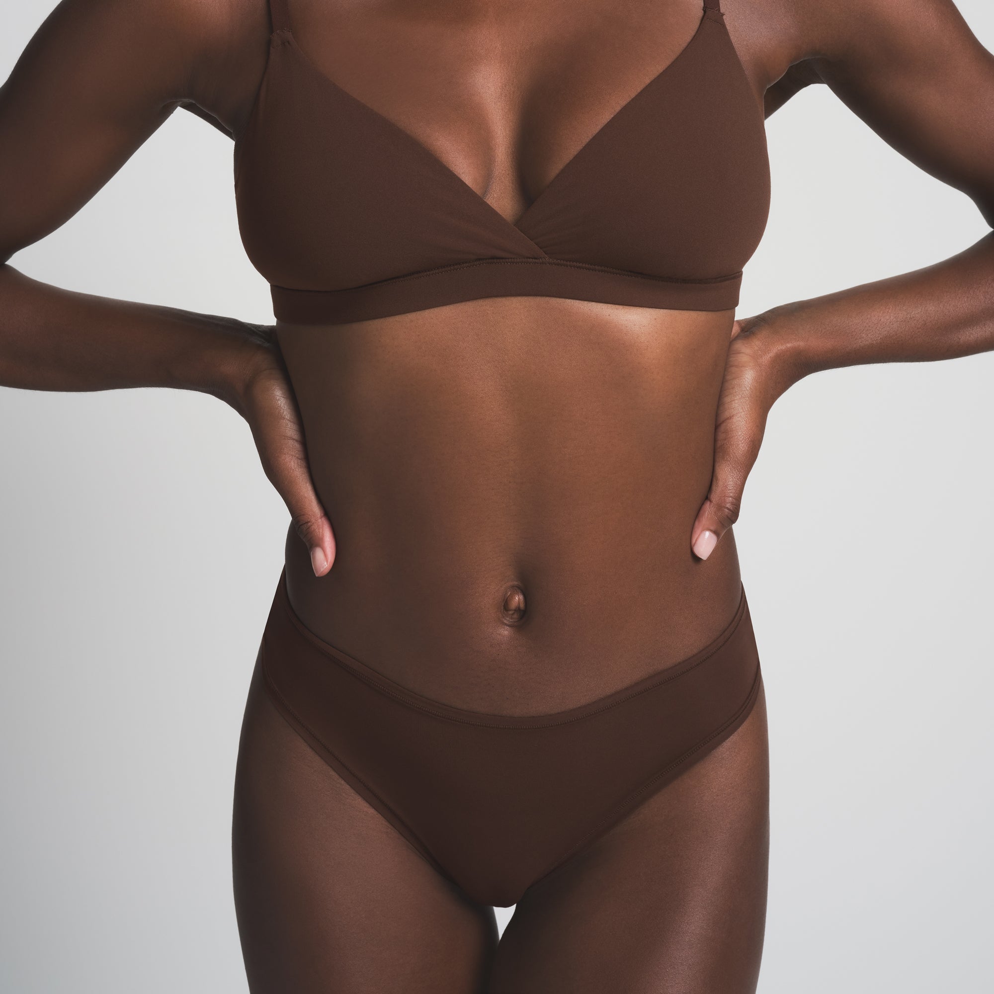FITS EVERYBODY CHEEKY BRIEF | COCOA ON A MODEL FRONT VIEW | FOCUS: 0.0, 1.0, 0.9