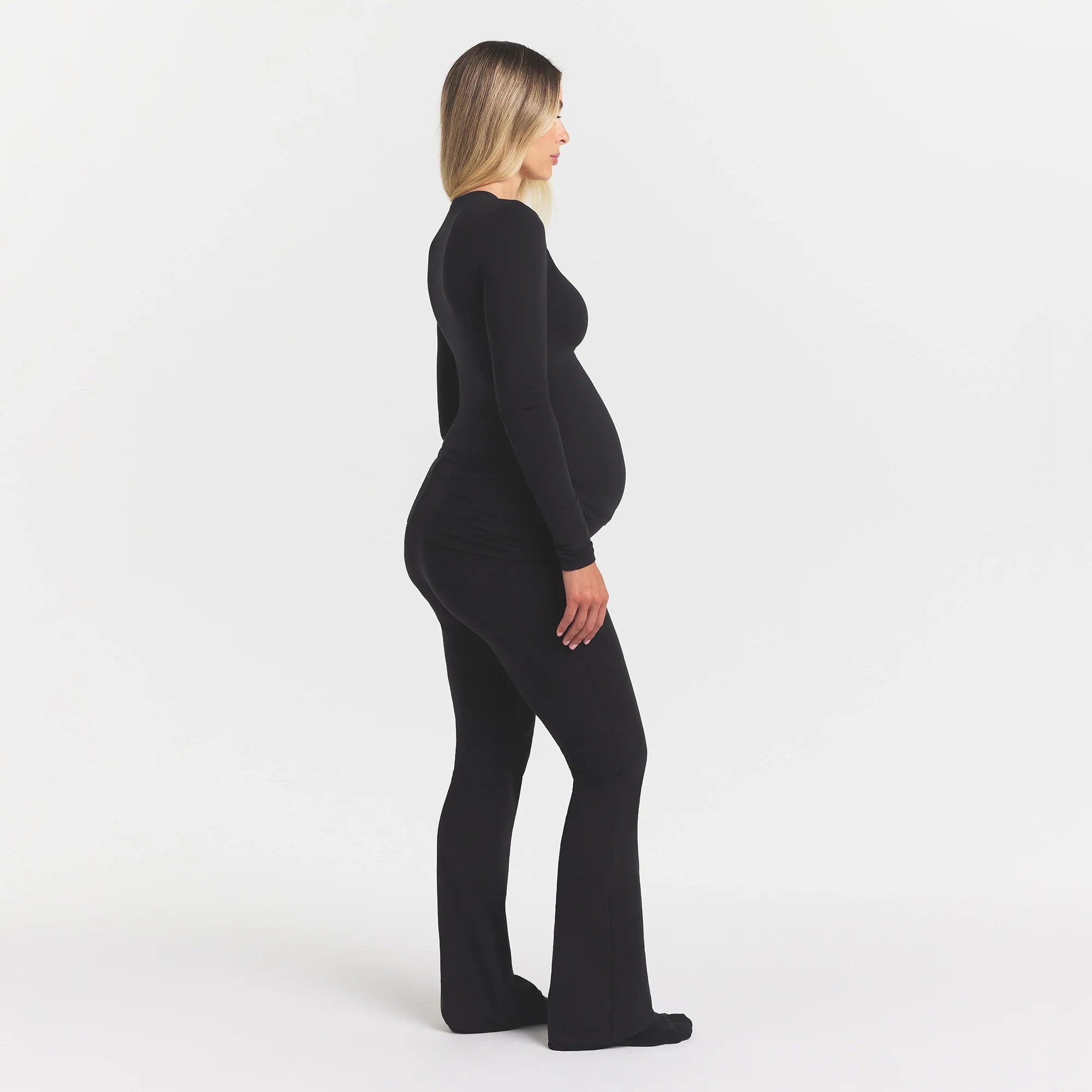 COTTON JERSEY MATERNITY FOLDOVER PANT | SOOT ON A MODEL FRONT VIEW @ | FOCUS: 0.0, 1.0, 0.9