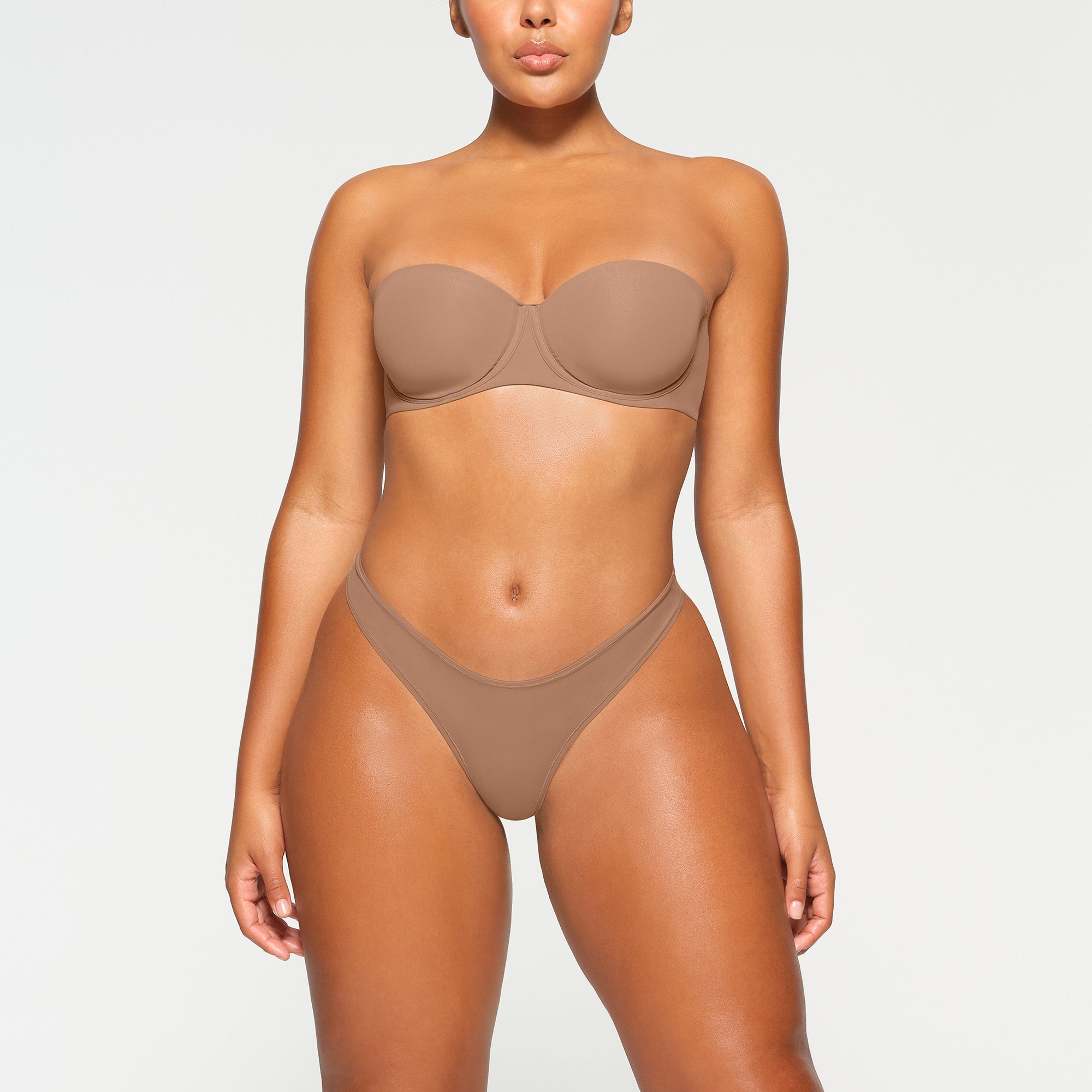 FITS EVERYBODY STRAPLESS BRA WORN BY A MODEL IN FRONT VIEW