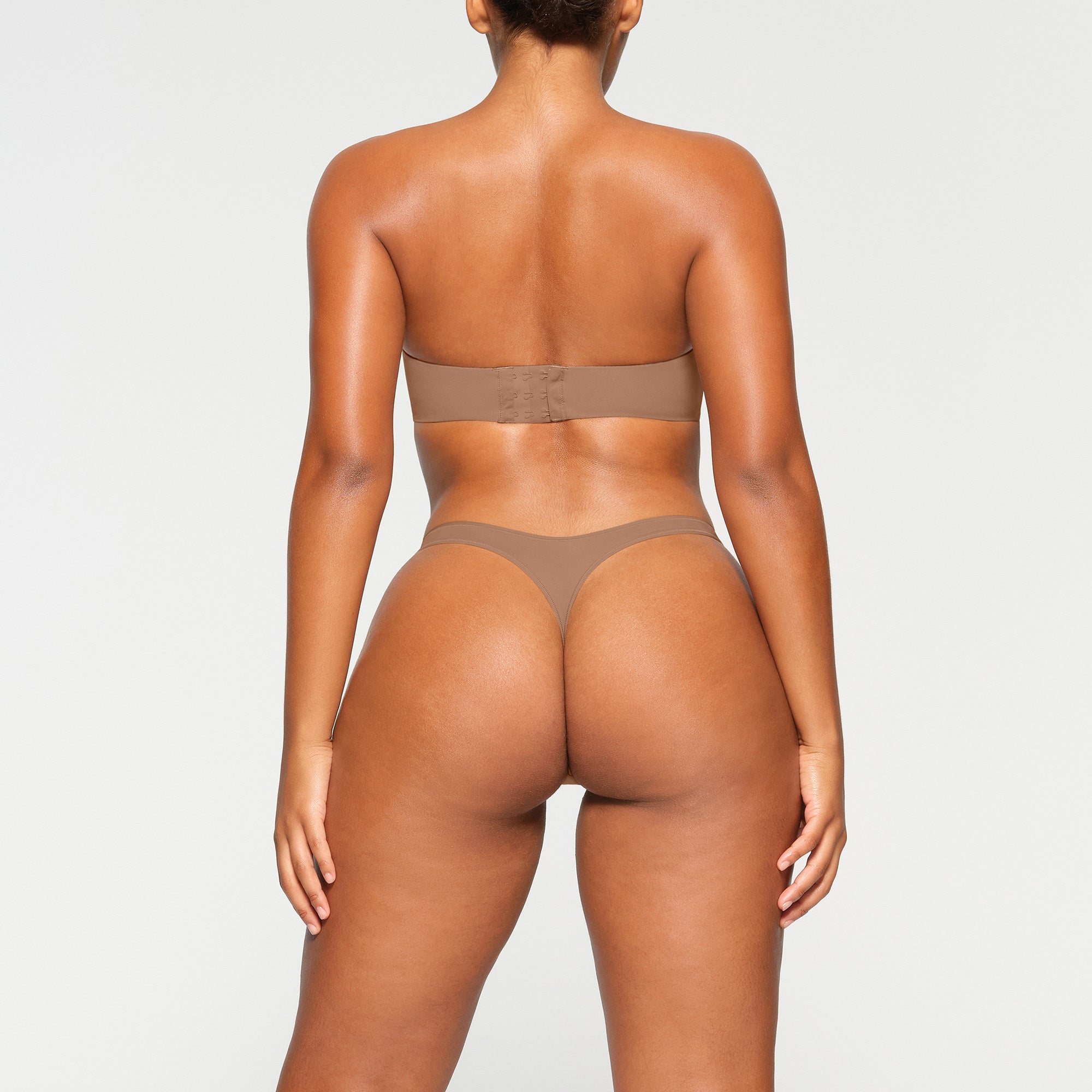 FITS EVERYBODY STRAPLESS BRA WORN BY A MODEL IN BACK VIEW
