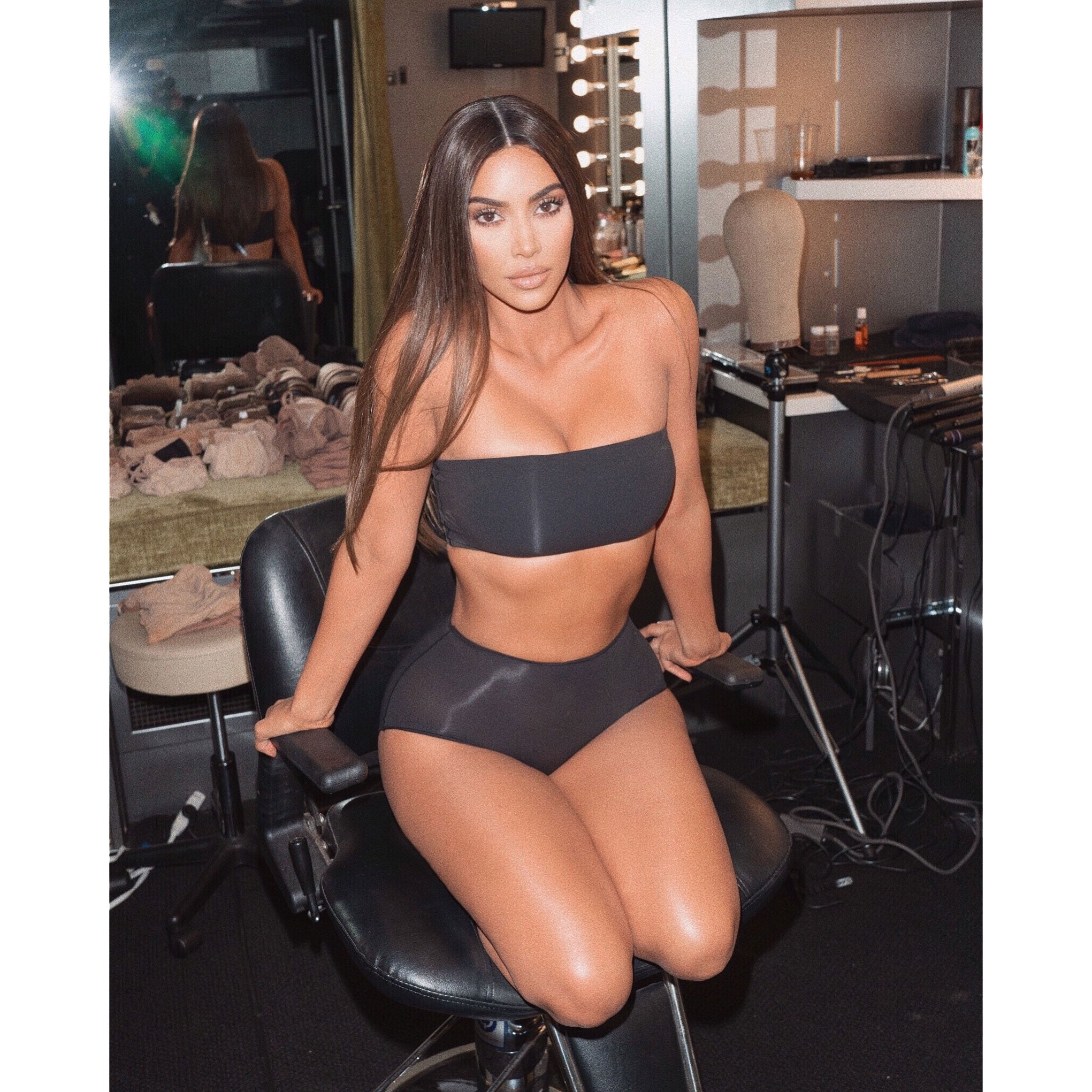 FITS EVERYBODY BANDEAU BRA SHOWN ON A MODEL IN A CAMPAIGN PHOTOSHOOT