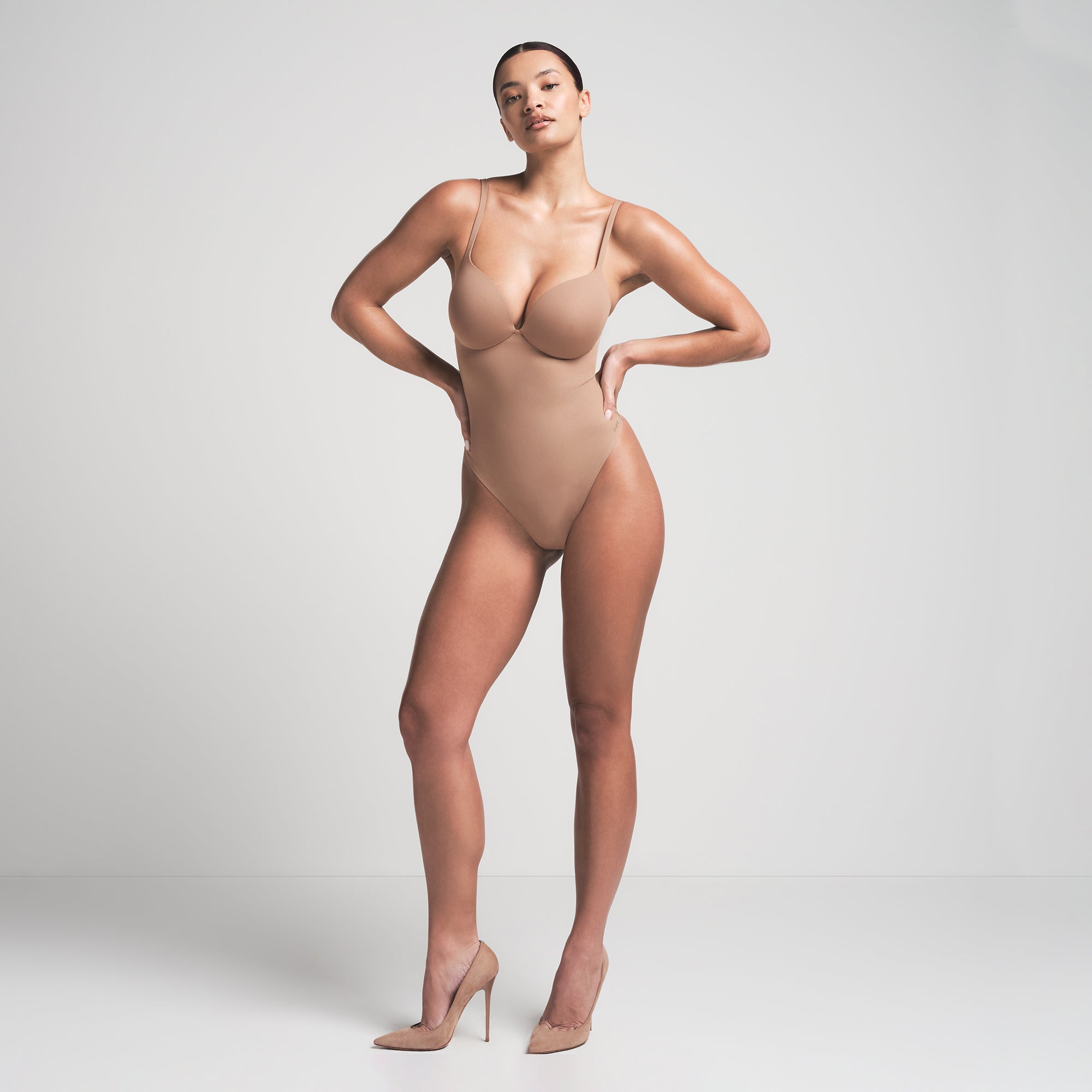 SKIMS ULTIMATE BODY PUSH-UP THONG BODYSUIT | SIENNA ON A MODEL FRONT VIEW | FOCUS: 0.0, 1.0, 0.9