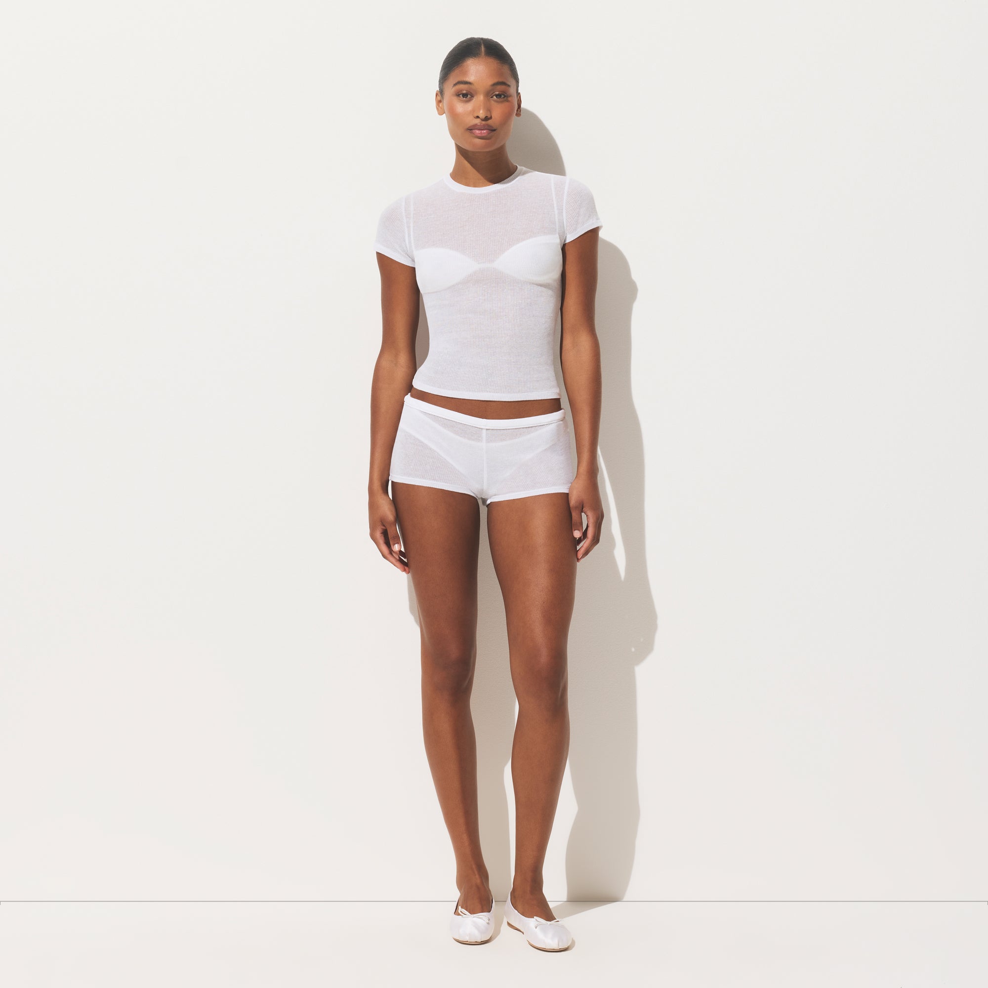 SHEER COTTON T-SHIRT | SNOW ON A MODEL FRONT VIEW | FOCUS: 0.0, 1.0, 0.9