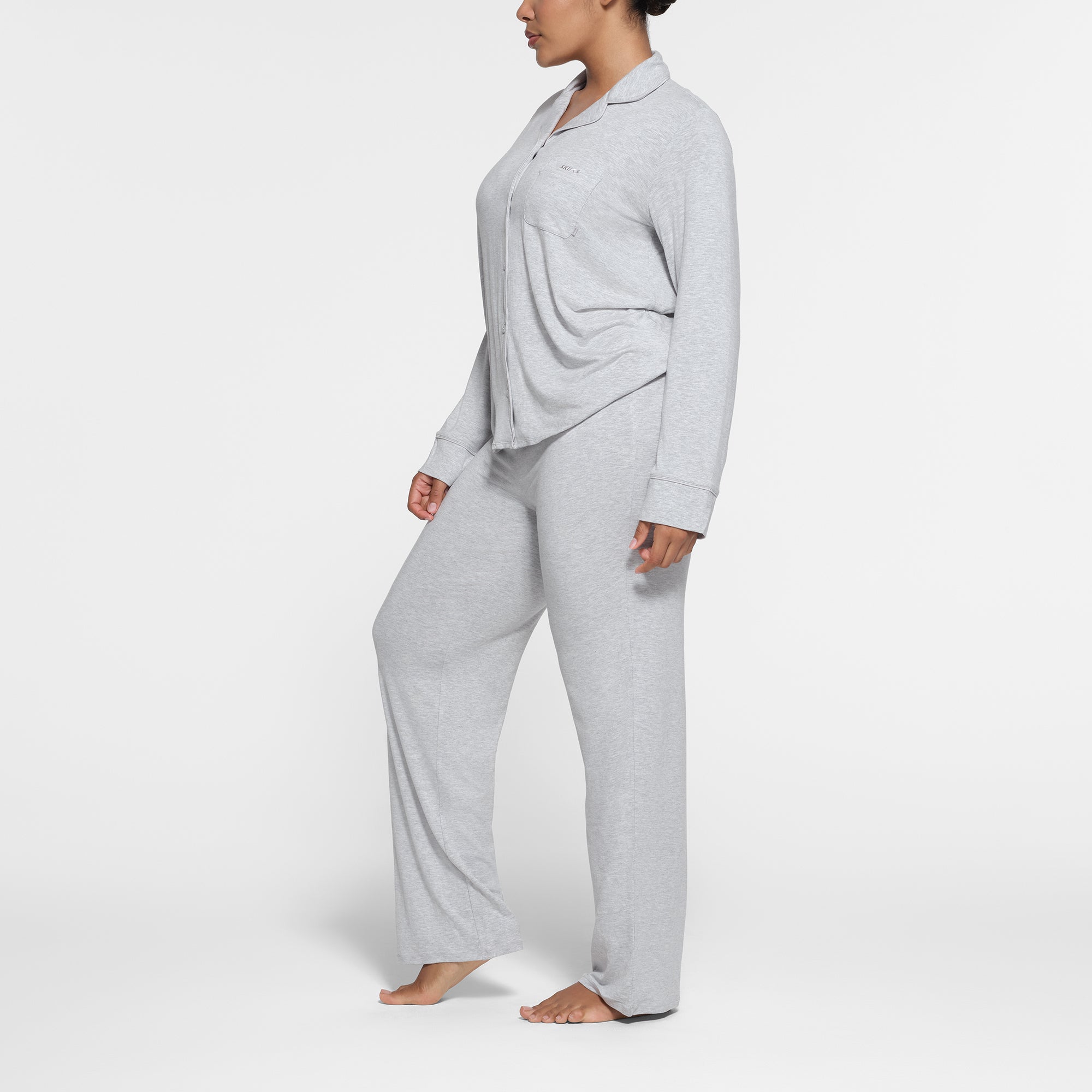 SKIMS SLEEP LONG SLEEVE BUTTON UP SET | LIGHT HEATHER GREY ON A MODEL SIDE VIEW