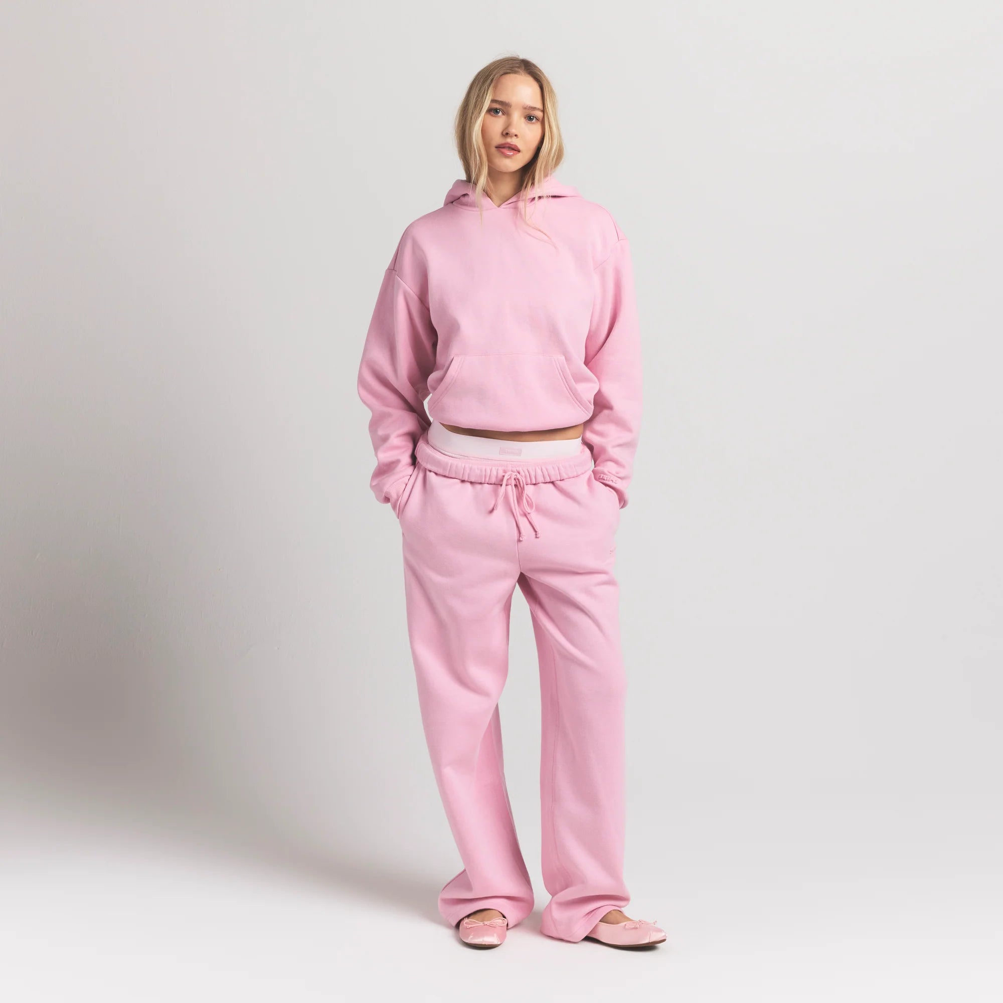 COTTON FLEECE CLASSIC STRAIGHT LEG PANT | HALITE ON A MODEL FRONT VIEW @ | FOCUS: 0.9, 0.1, 0.7