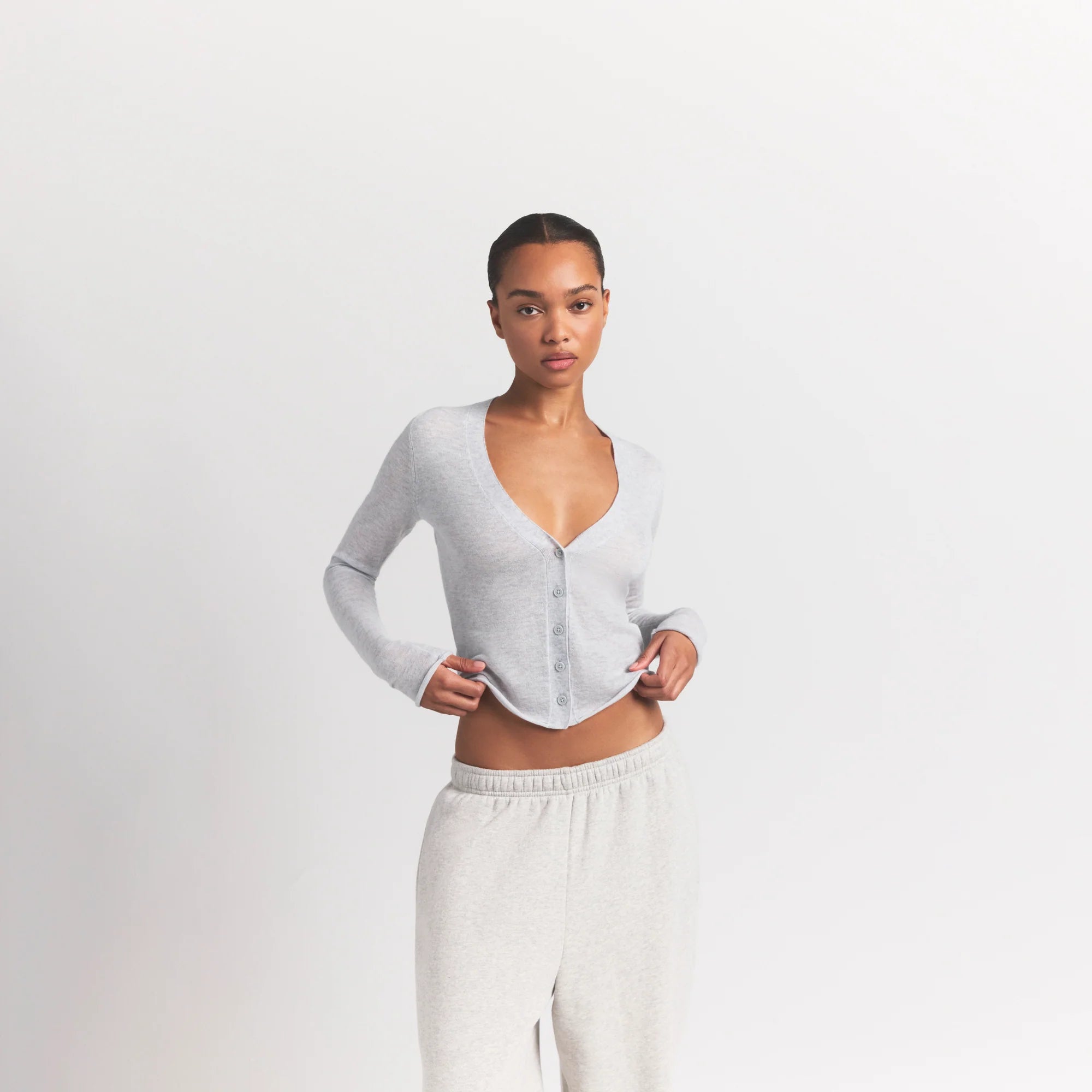 FEATHERWEIGHT CASHMERE CARDIGAN | LIGHT HEATHER GREY ON A MODEL SIDE VIEW S | FOCUS: 0.0, 1.0, 0.9