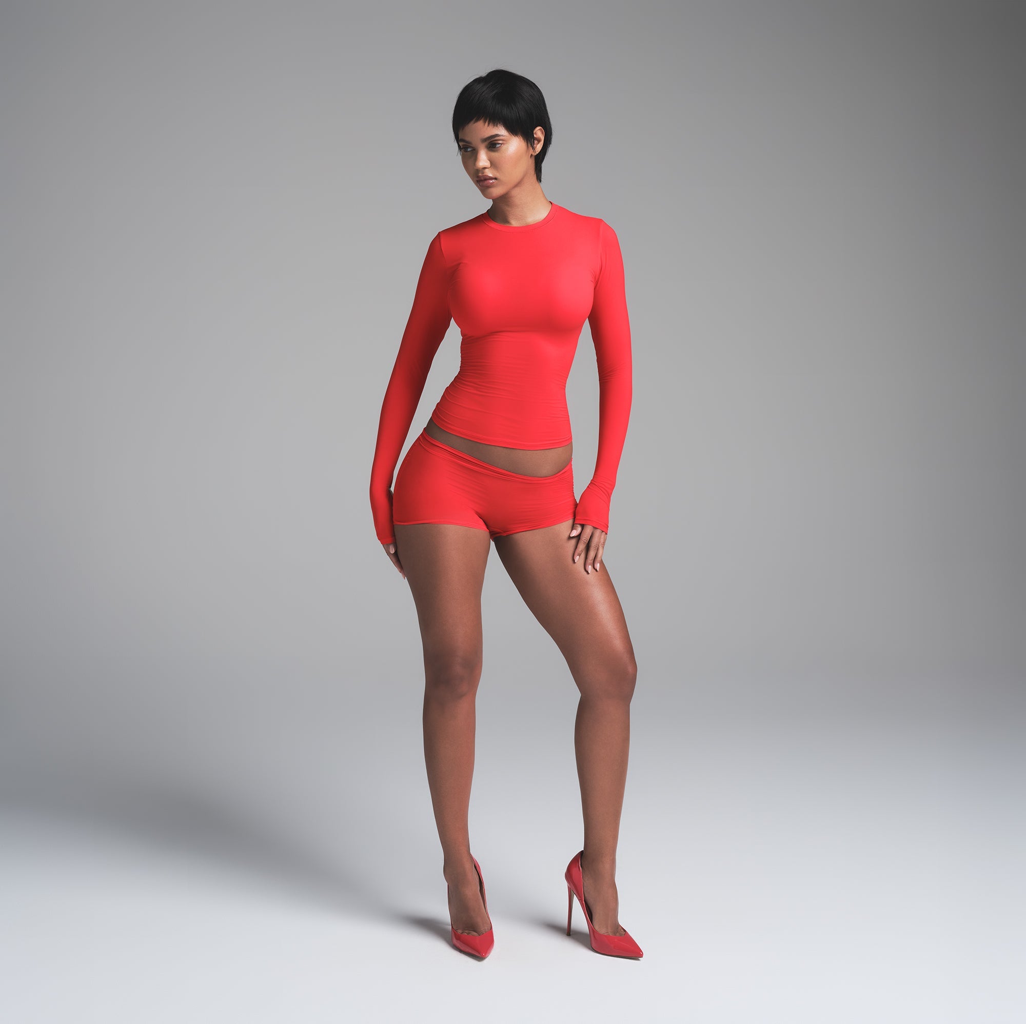 FITS EVERYBODY LONG SLEEVE T-SHIRT | CHERRY ON A MODEL FRONT VIEW | FOCUS: 0.0, 1.0, 0.9