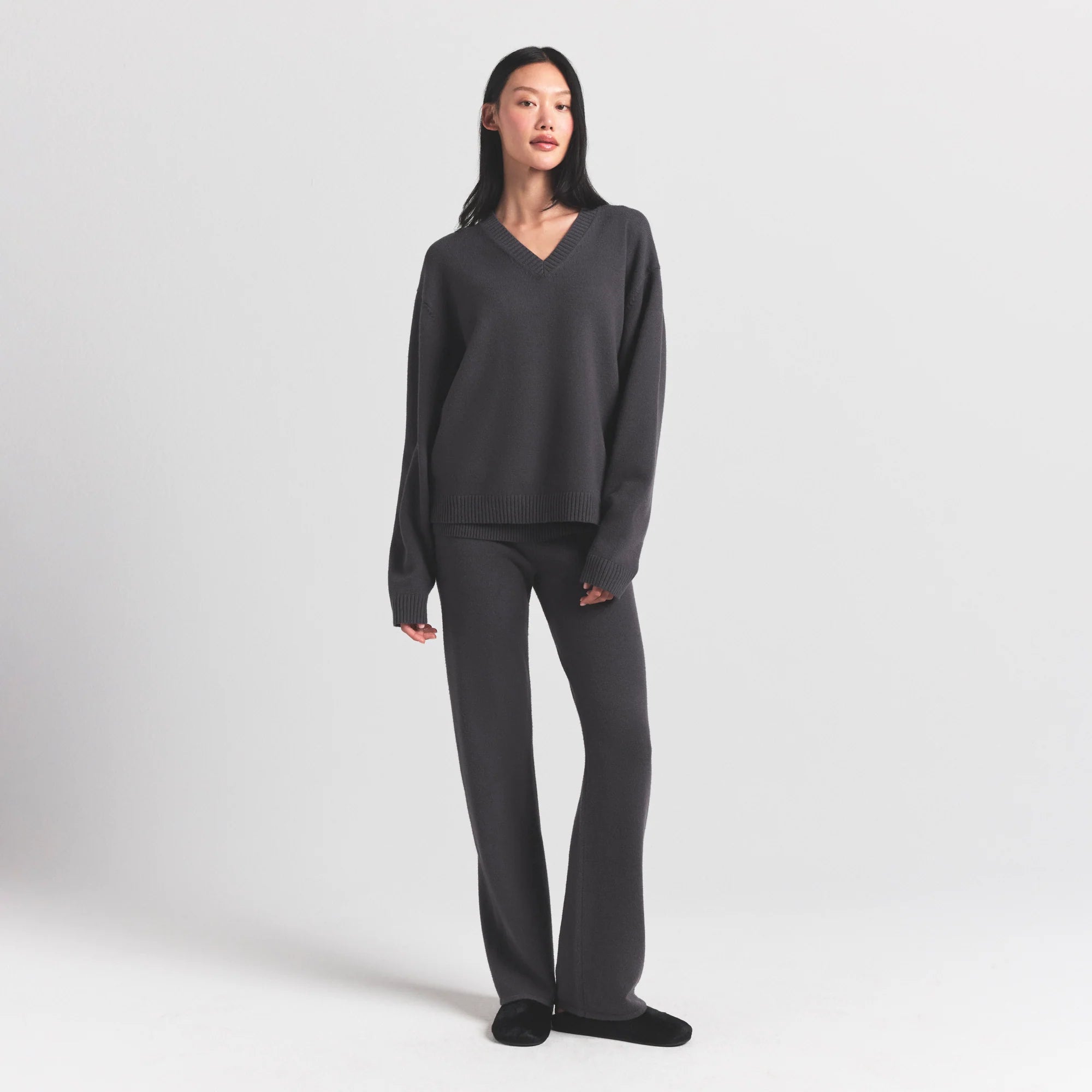 SWEATER KNITS PULLOVER V NECK | ASH ON A MODEL FRONT VIEW @ | FOCUS: 0.0, 1.0, 0.9