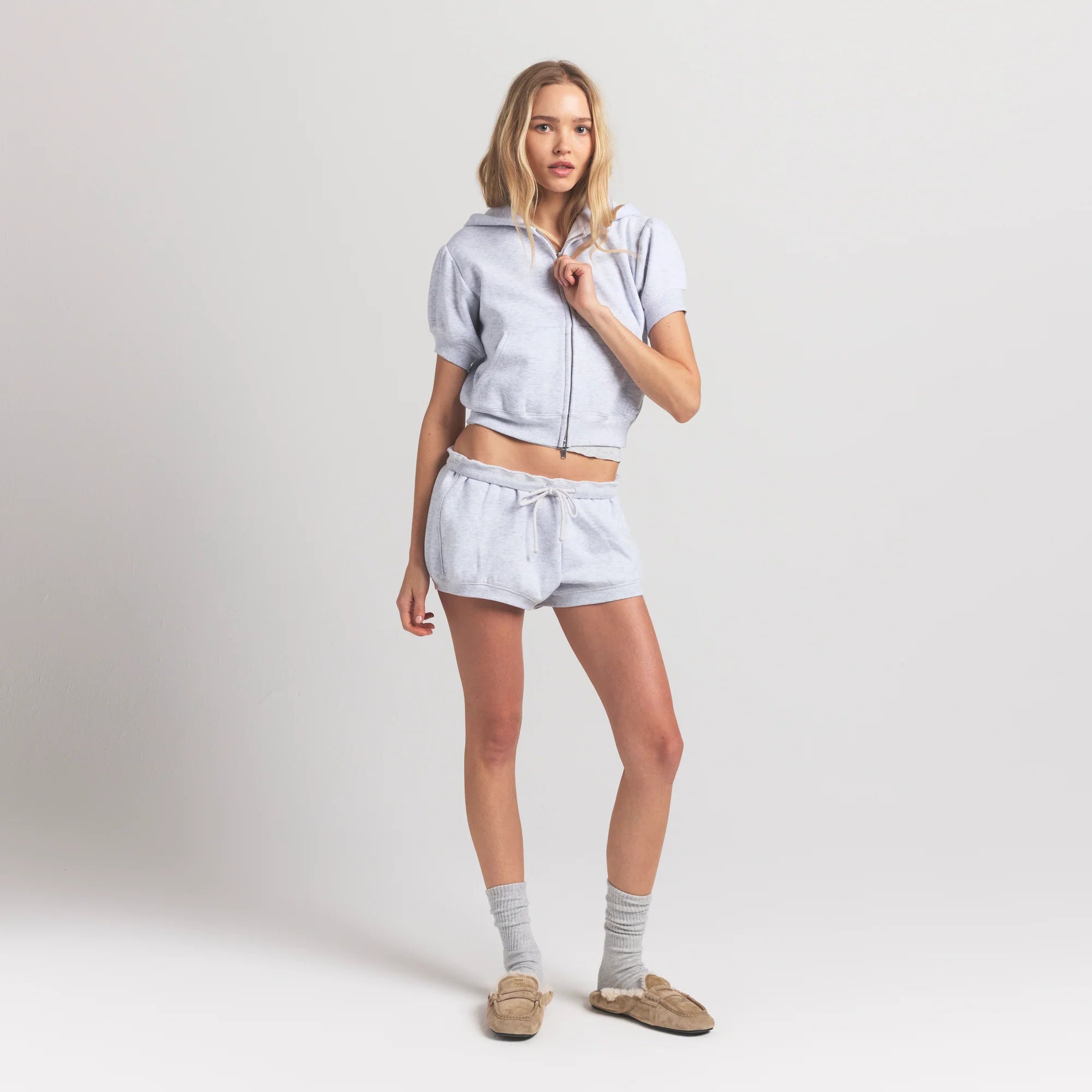 COTTON FLEECE BUBBLE SLEEVE CROPPED ZIP UP | LIGHT HEATHER GREY ON A MODEL FRONT VIEW @ | FOCUS: 0.9, 0.1, 0.7
