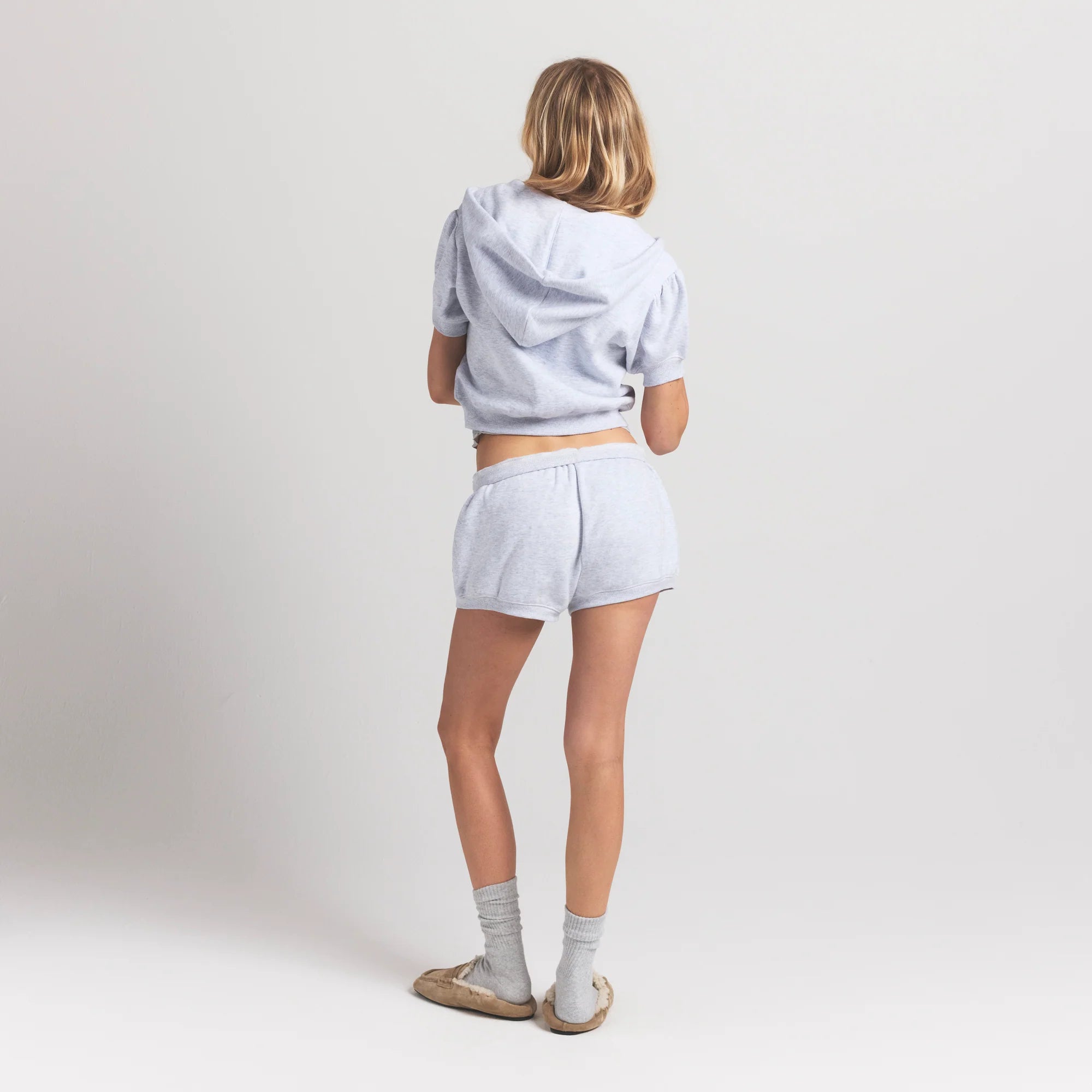 COTTON FLEECE BUBBLE SLEEVE CROPPED ZIP UP | LIGHT HEATHER GREY ON A MODEL BACK VIEW @ | FOCUS: 0.9, 0.1, 0.7