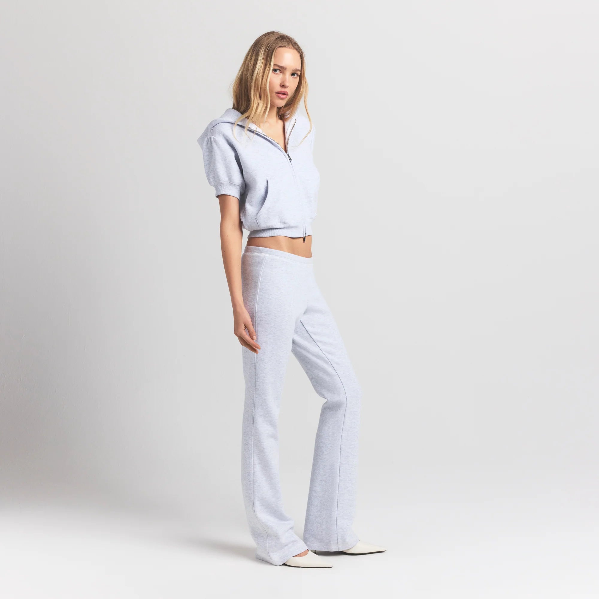 COTTON FLEECE BUBBLE SLEEVE CROPPED ZIP UP | LIGHT HEATHER GREY ON A MODEL SIDE VIEW @ | FOCUS: 0.9, 0.1, 0.7