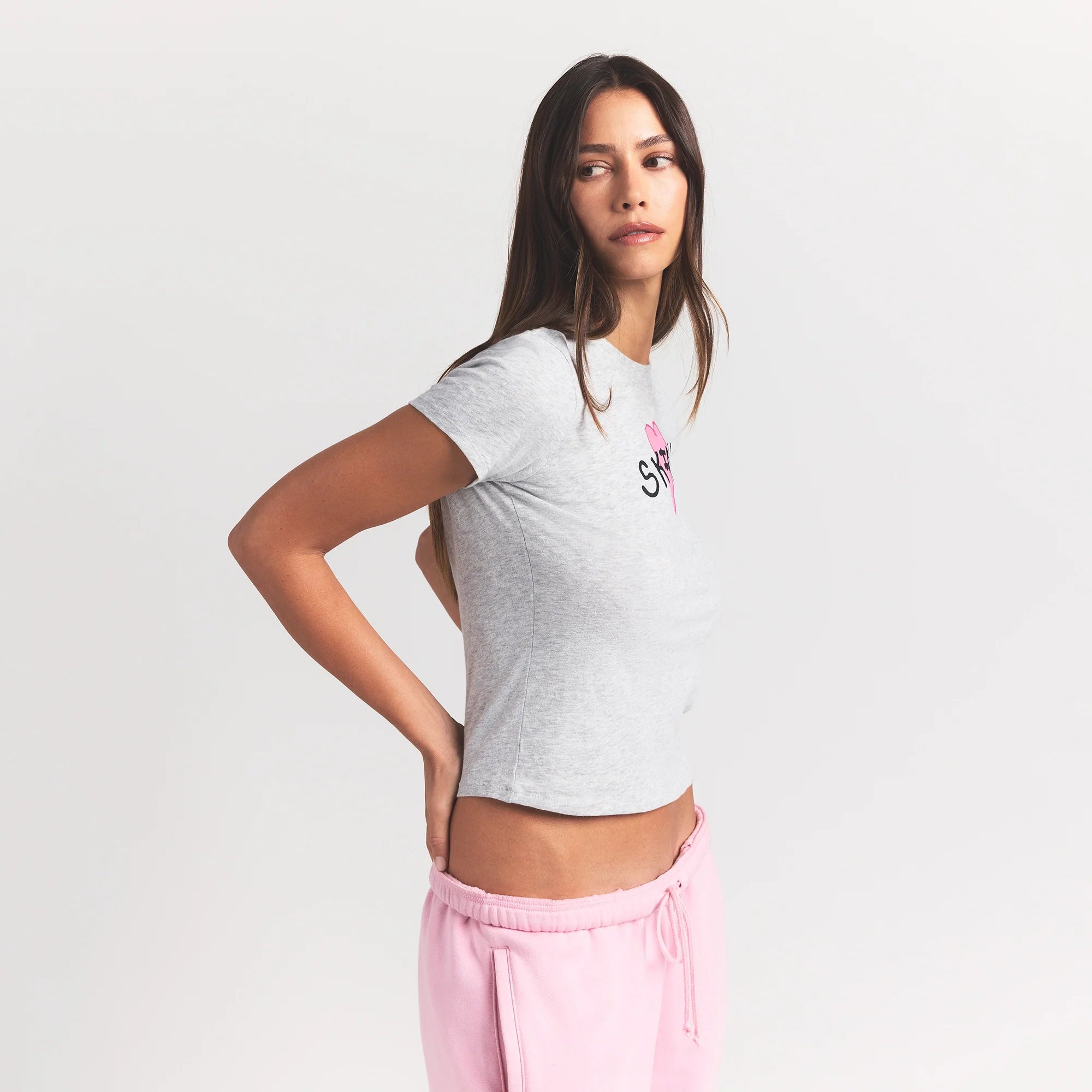 WORN IN JERSEY T-SHIRT | LIGHT HEATHER GREY SKIMS HEART ON A MODEL SIDE VIEW @ | FOCUS: 0.0, 1.0, 0.9