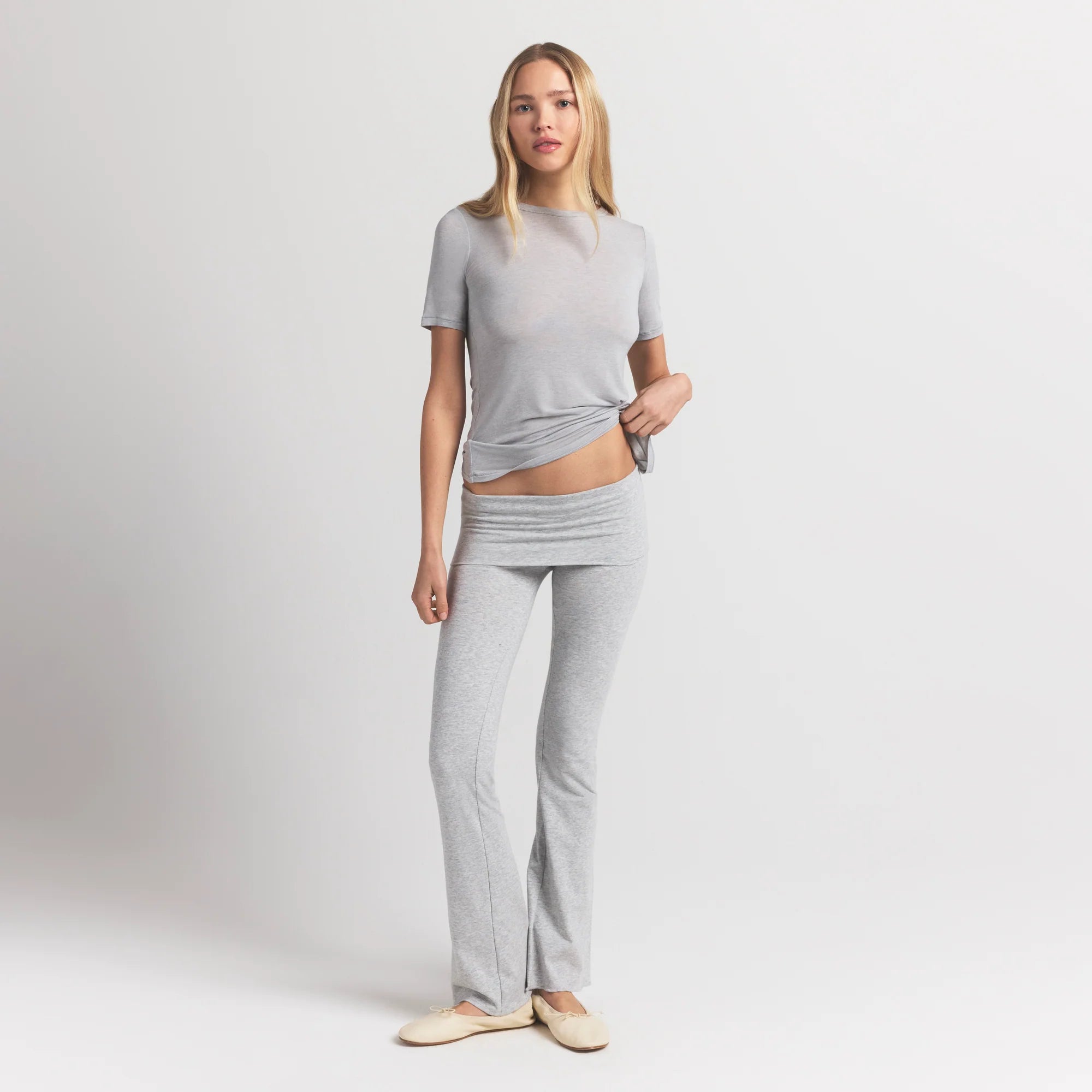 SHEER MODAL LONG T-SHIRT | HEATHER GREY ON A MODEL FRONT VIEW @ | FOCUS: 0.9, 0.1, 0.7